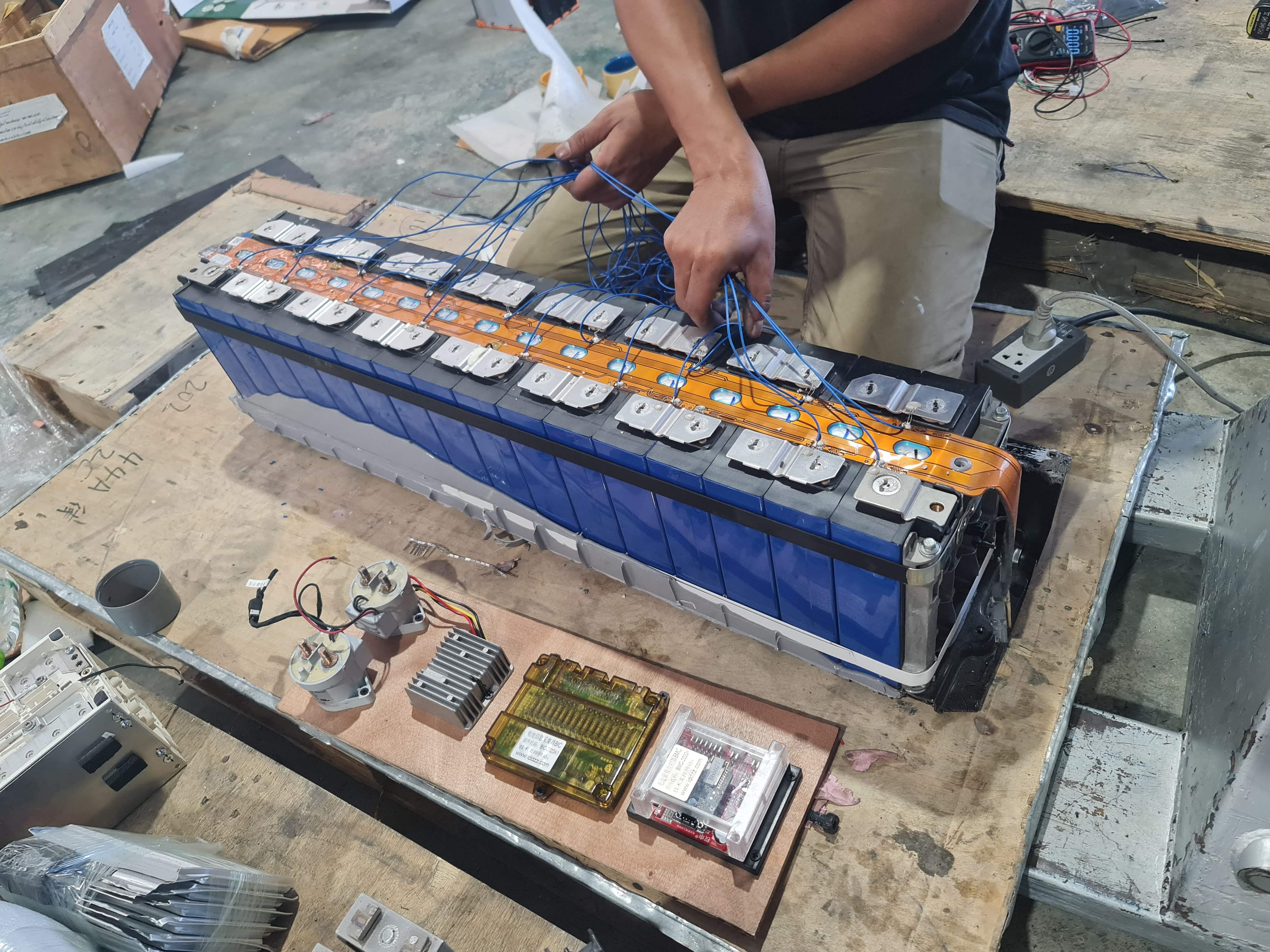 เริ่มประกอบ แบตเตอรี่สำหรับโฟลคลิฟท์ไฟฟ้า 48v 200Ah สำหรับรถยกไฟฟ้าชนิดยืนขับ