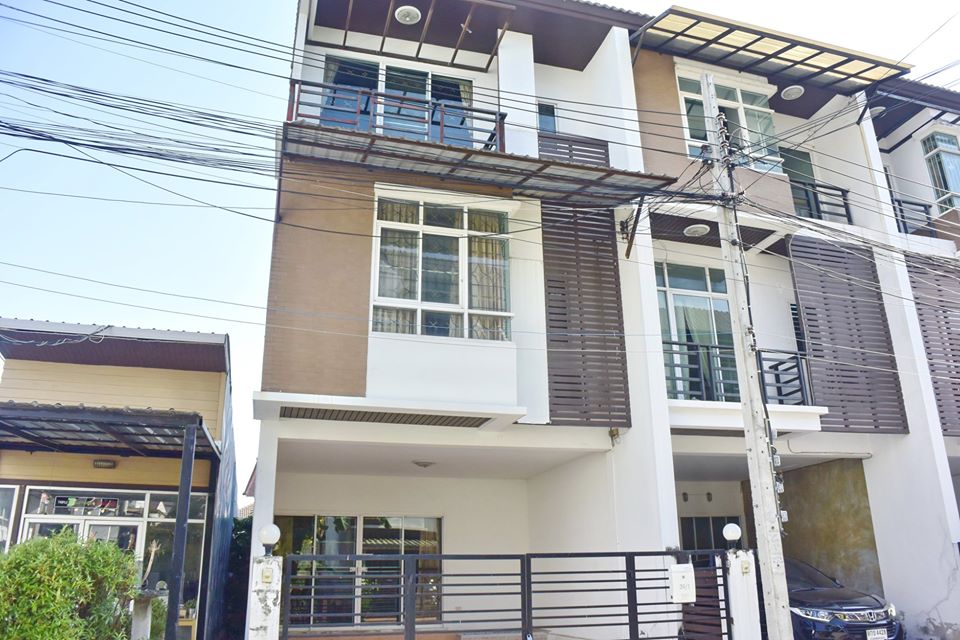 ให้เช่า Townhome 3ชั้นครึ่ง หลังมุม ติด เซ็นทรัลแจ้งฯ