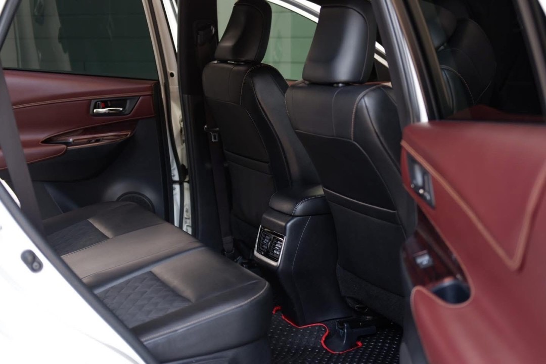 TOYOTA HARRIER สีขาวมุก ปี 2014