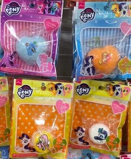 My Little Pony พวงกุญแจสกุชชี่โพนี่ จากญี่ปุ่นนะคะ ขายเหมา 4แพ๊ค 250บาทค่ะ 4ลายไม่ซ้ำค่ะ