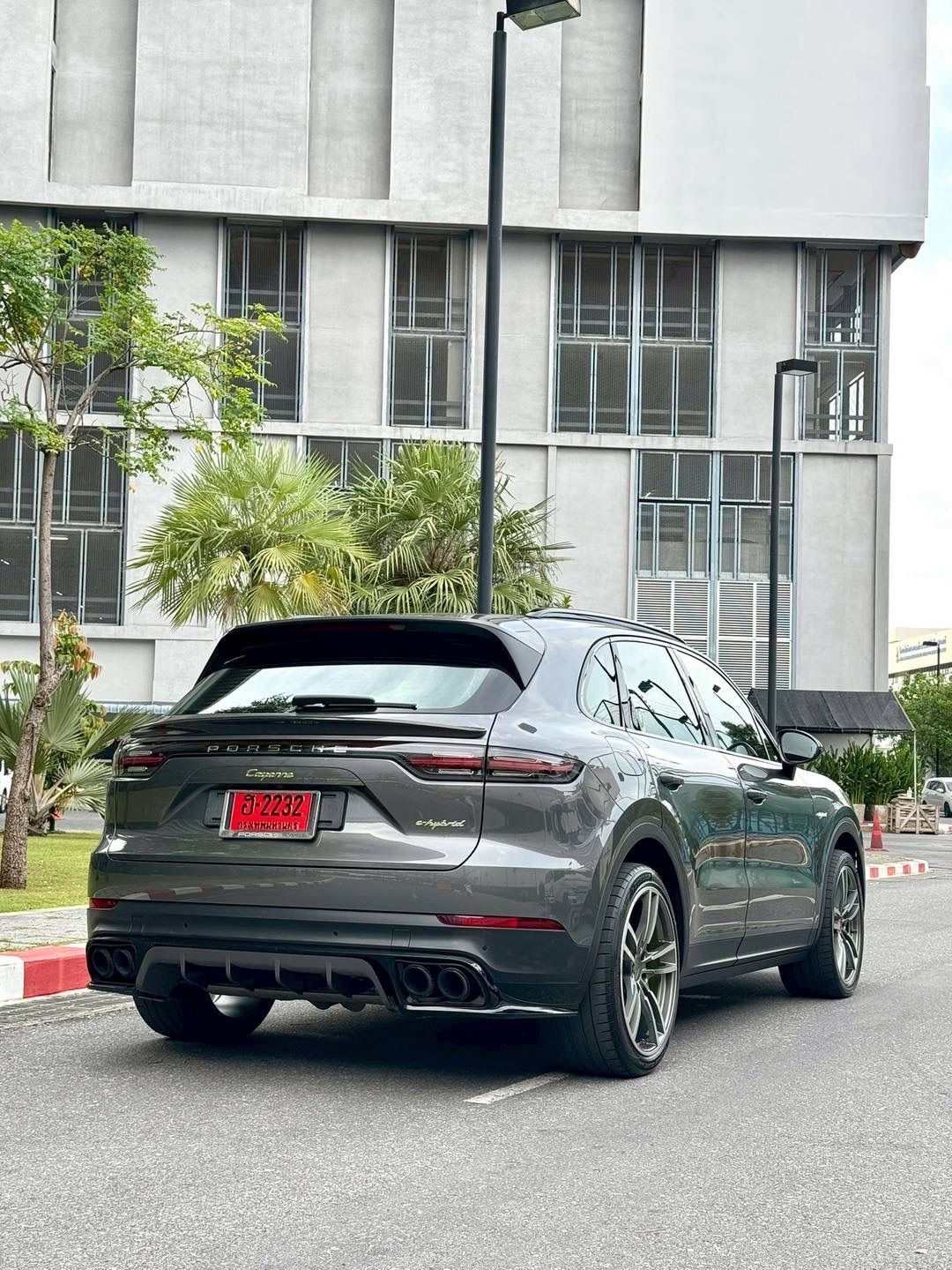 Porsche Cayenne SUV Plug-in hybrid ปี 2019