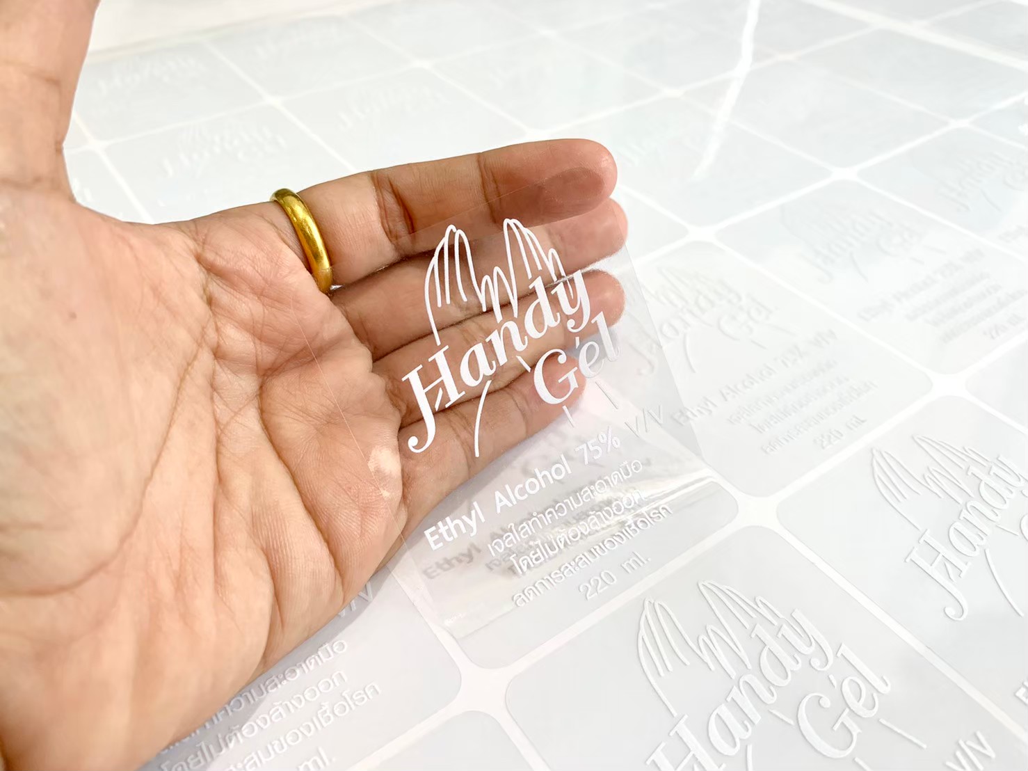 ฉลากสินค้าใสตัวหนังสือขาว สติ๊กเกอร์ใสพิมพ์สีขาว พิมพ์หมึกขาว