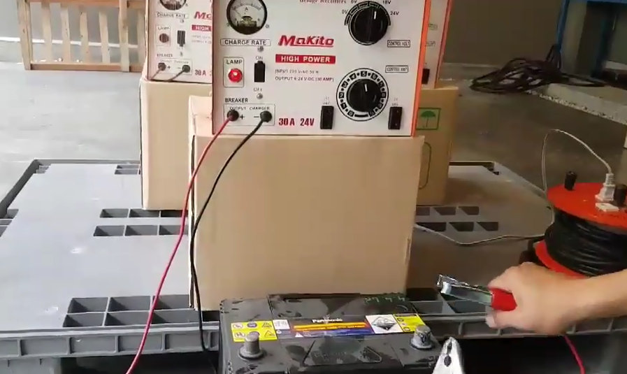ตู้ชาร์จแบต Makito ปรับโวลต์ได้ 6-24V 30A