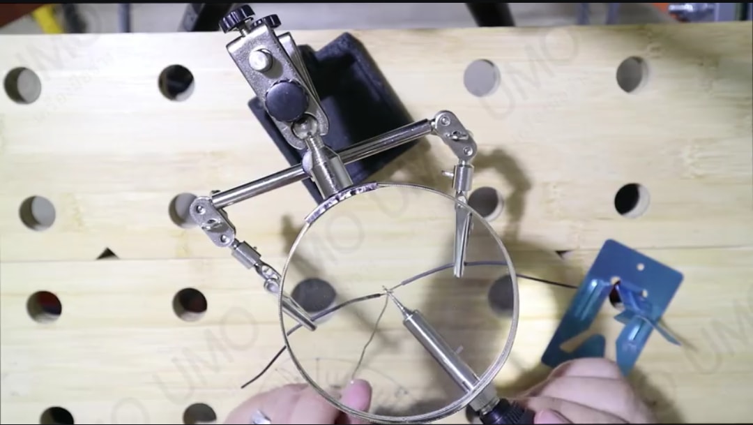 MARCH ฐานบัดกรีพร้อมแว่นขยาย