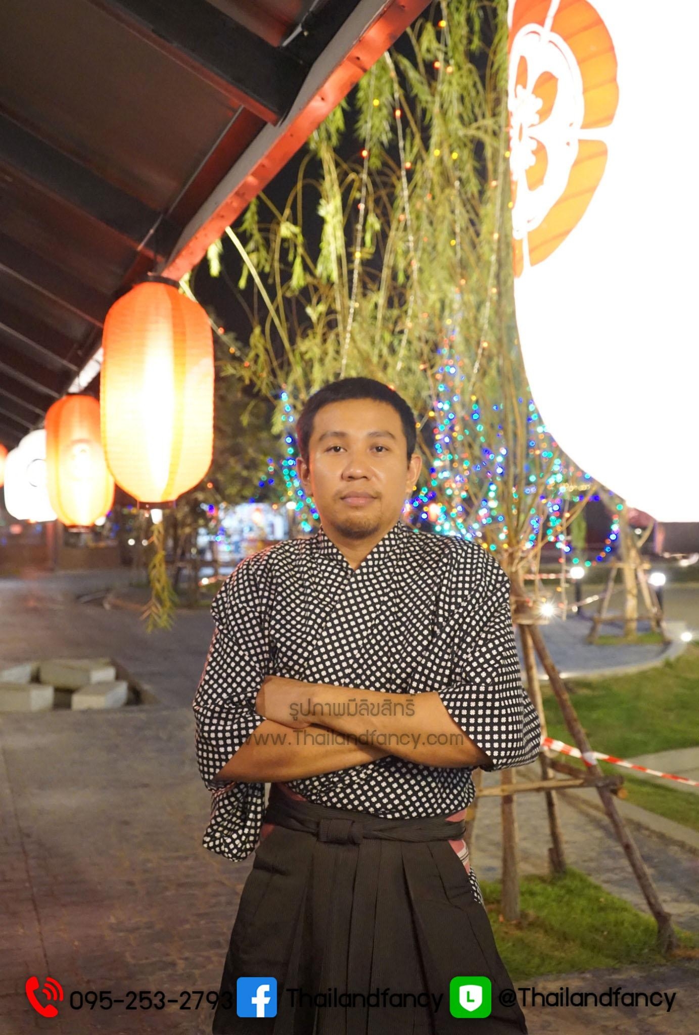ชุดเช่าแฟนซีผู้ชาย (ชุดเช่า) ชุดเช่ากิโมโนญี่ปุ่นสำหรับผู้ชาย Kimono Costume เช่าชุดกิโมโนกรุงเทพ เช่าชุดญี่ปุ่นโบราณ ชุดกิโมโนญี่ปุ่นชายสีขาวดำลายดอท สวมฮาโอริสีน้ำตาล และฮากะมะสีน้ำตาล