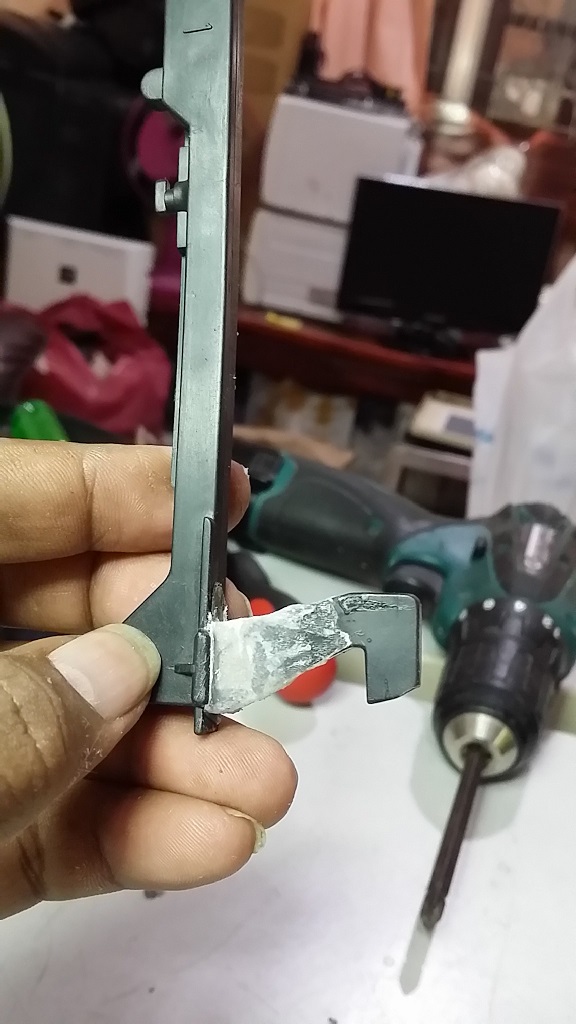 ซ่อมไมโครเวฟ ยี่ห้อ SHARP รุ่น R-7A56 อาการขาล๊อกประตูหัก