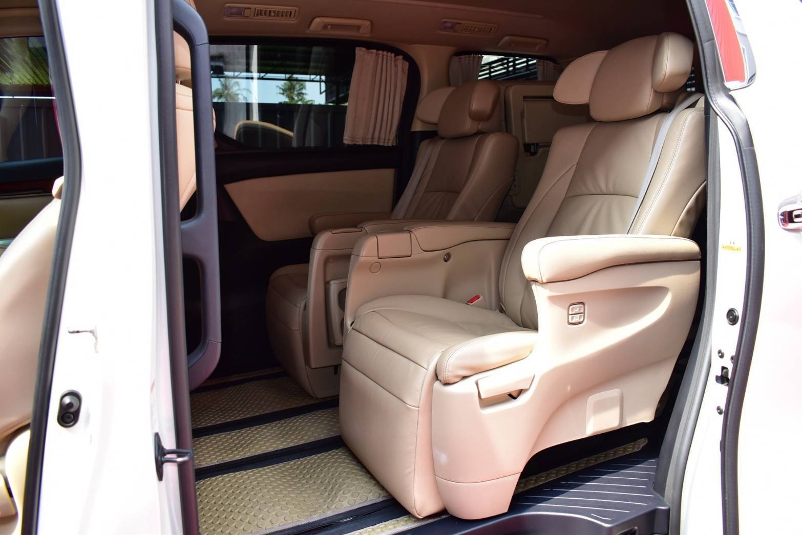 Toyota Velfire 2.5 Hybrid ปี 2015