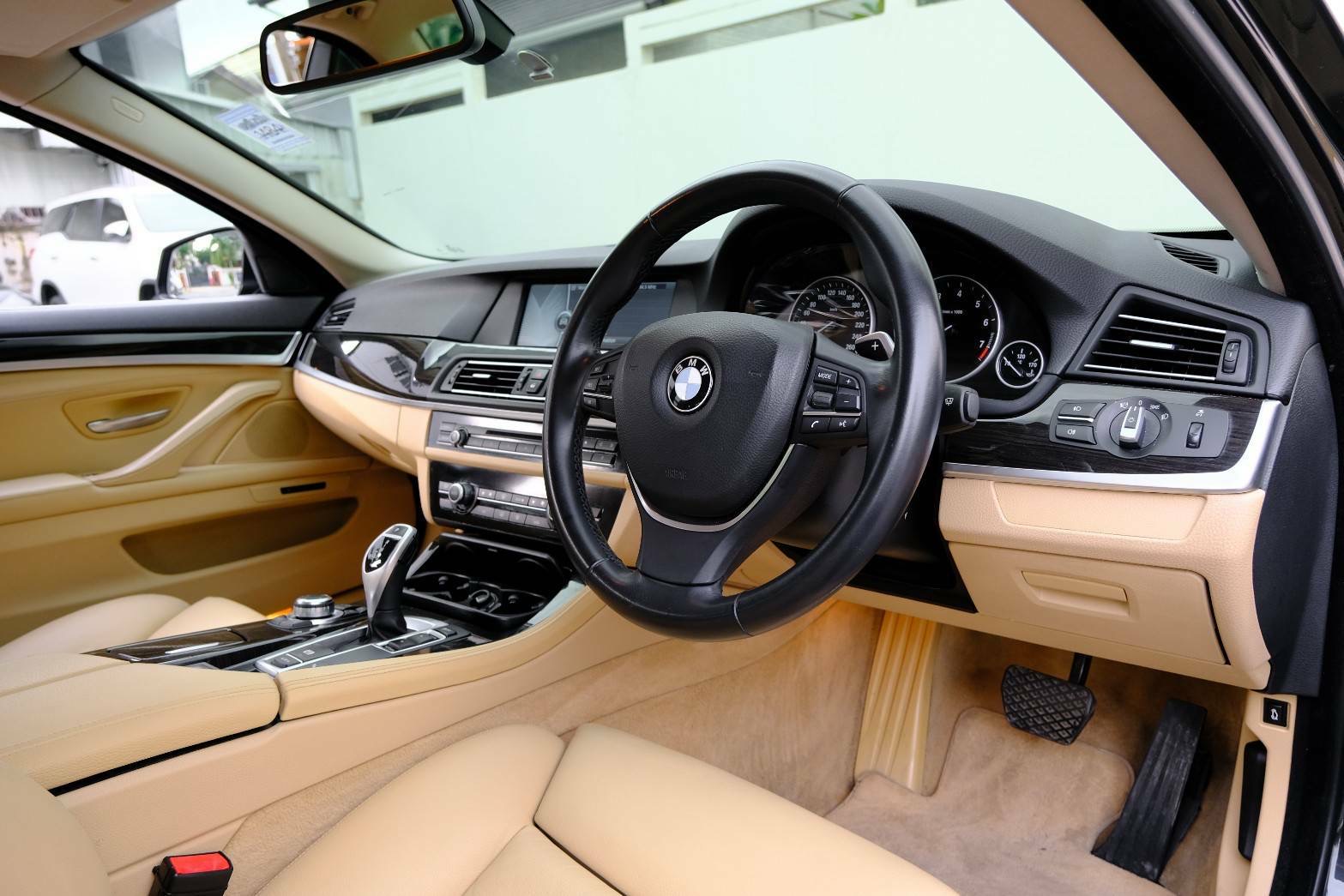 BMW 523i โฉม F10 ปี 2012