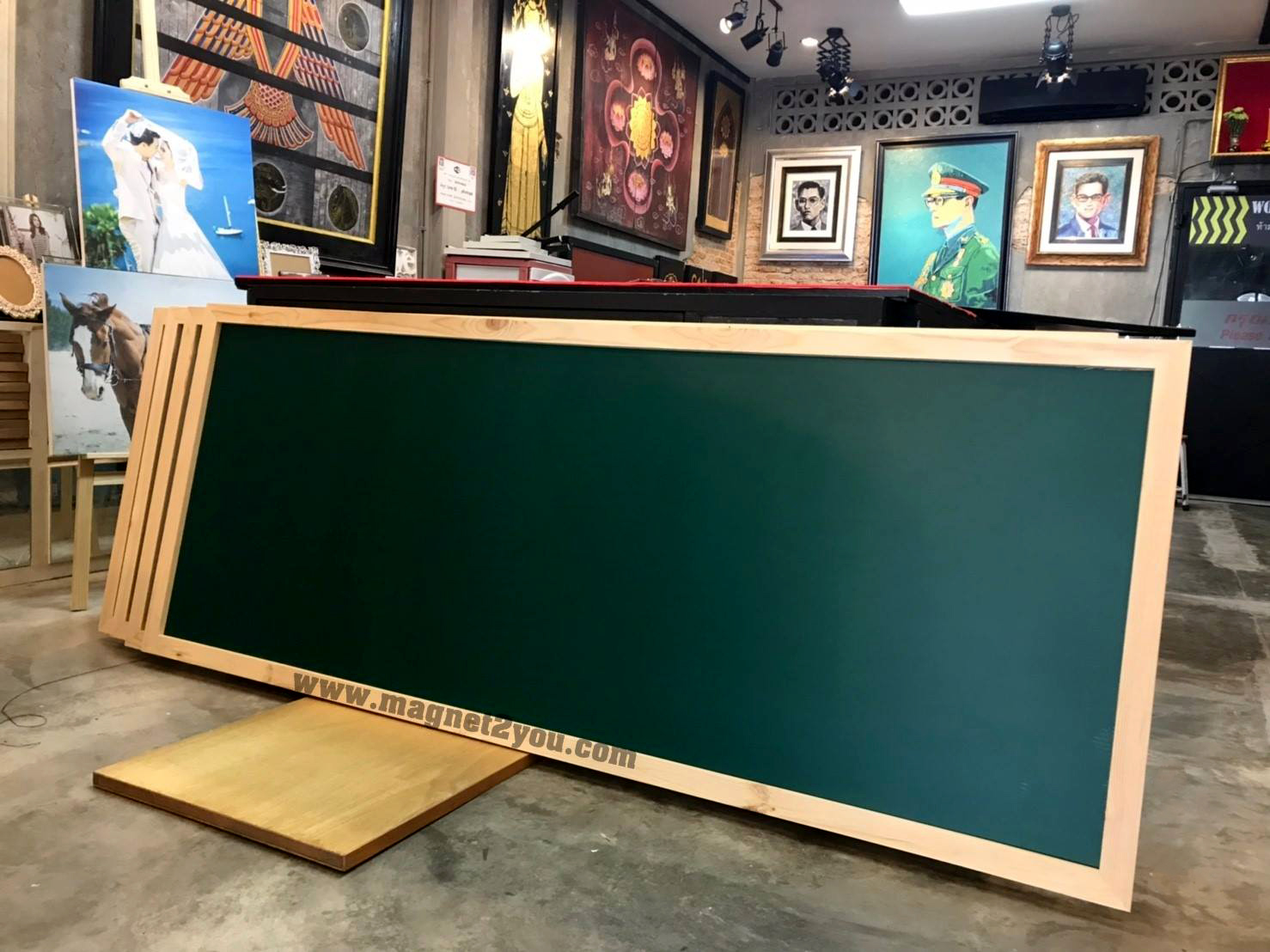 กระดานเขียวแม่เหล็ก 75x180 ติดผนัง กรอบไม้สนเลือกสีได้