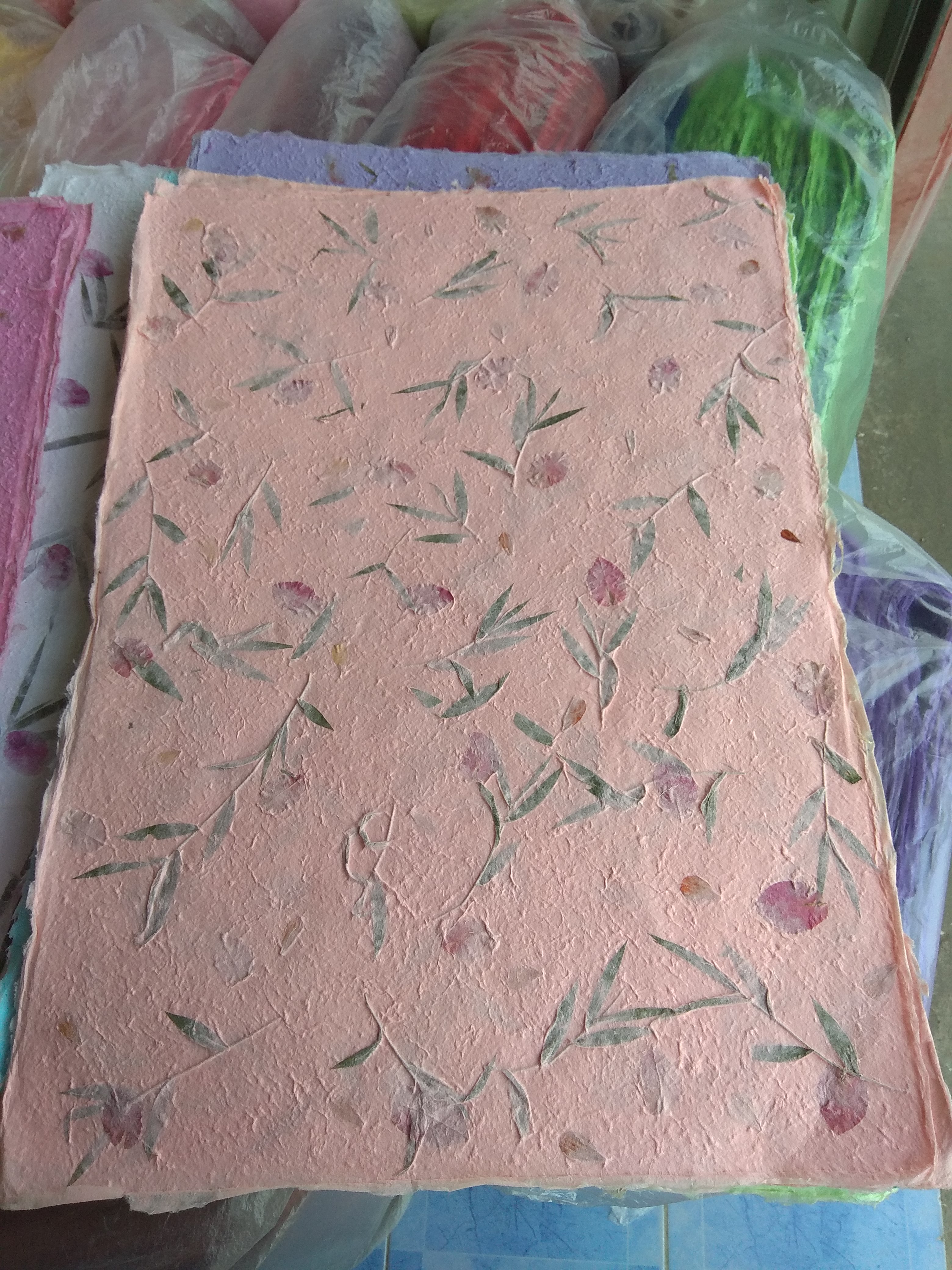 กระดาษสา หนา แบบขรุขระ มีดอกไม้ในตัว ไม่ขายปลีก เลือกสีทักไลน์