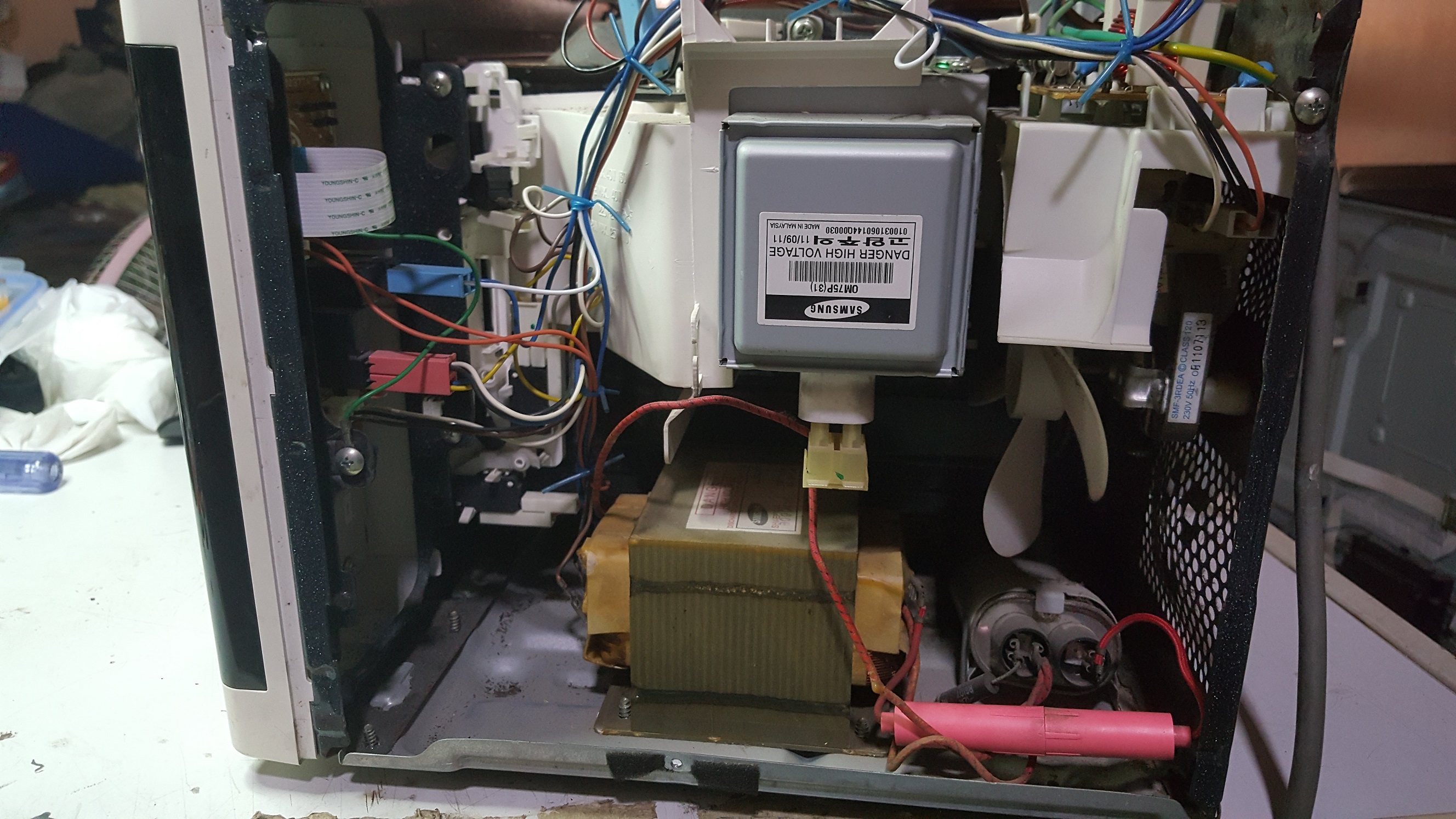 ซ่อมไมโครเวฟ ยี่ห้อ SAMSUNG รุ่น GE872D อาการปุ่มกดใช้งานไม่ได้