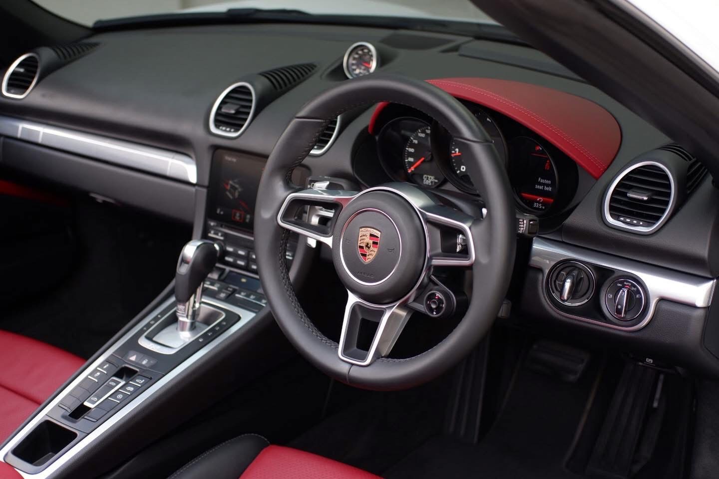 Porsche 718 Boxster Convertable ปี 2017