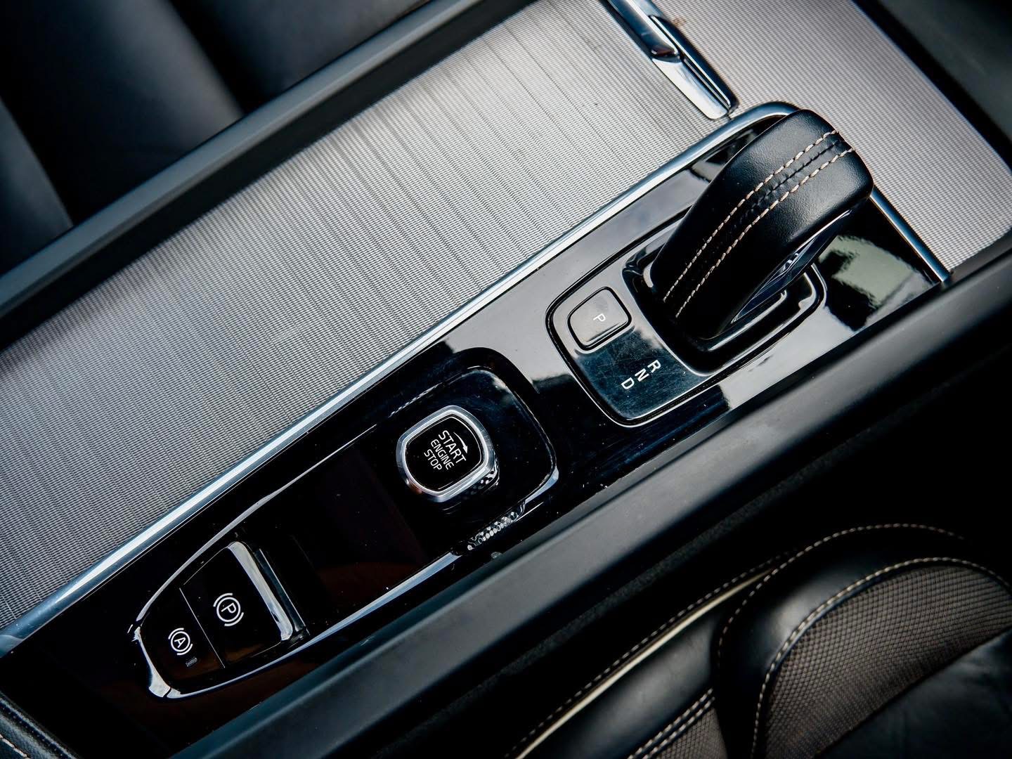 Volvo XC60 Recharge T8 AWD R-Design ปี 2022