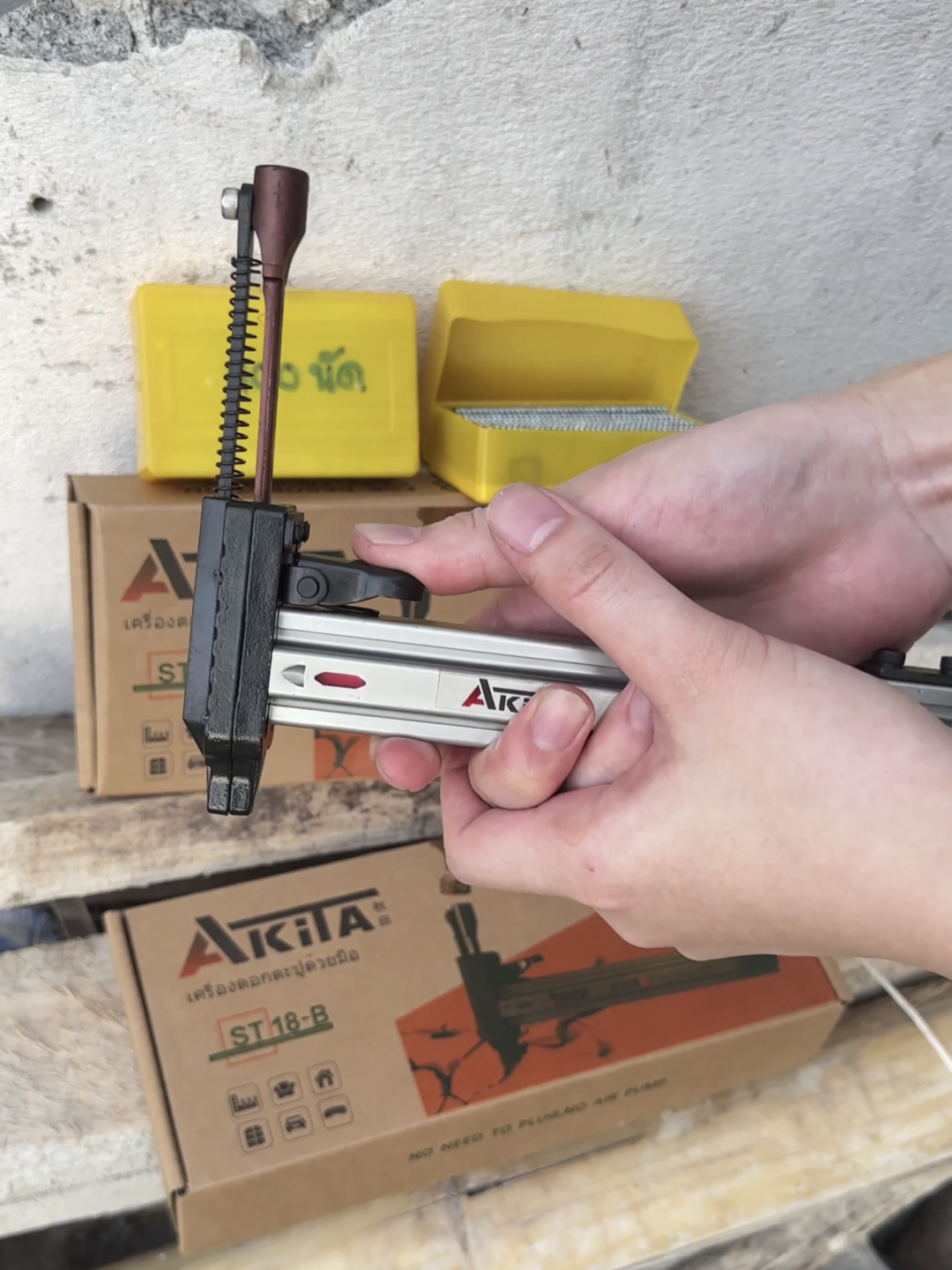 เครื่องตอกตะปูด้วยมือ กึ่งอัตโนมัติ ยี่ห้อ AKITA รุ่น ST-18B รุ่นท๊อป