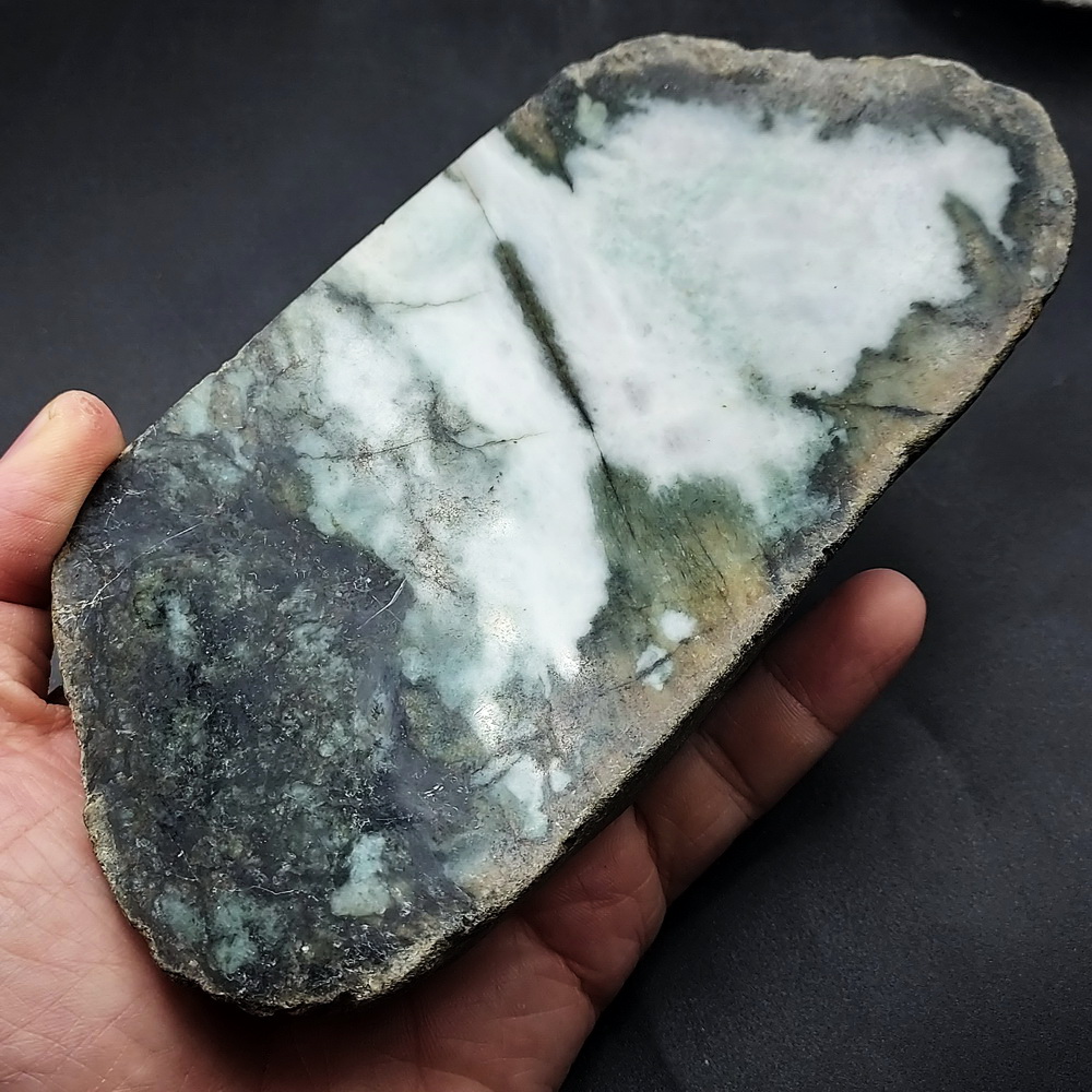 หยกพม่า Jade ตัดขัดเงา (1139กรัม 17x8x5 ซม.)