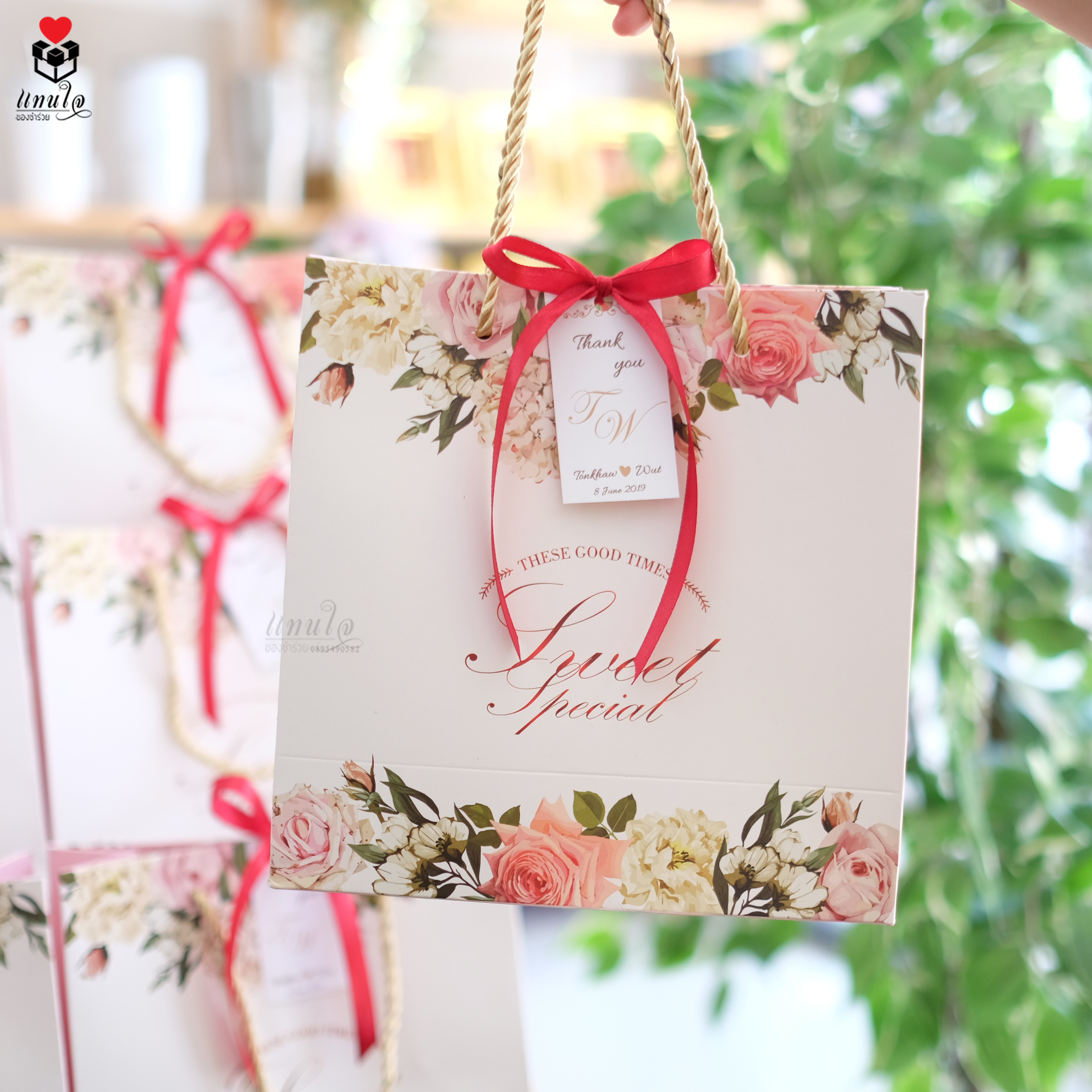 ของรับไหว้ผ้าเช็ดผมในถุงหูหิ้วผูกโบว์ พร้อมป้ายชื่อ ของรับไหว้ผู้ใหญ่ ราคาเริ่มต้น 50 บาท ของรับไหว้ผ้านาโน