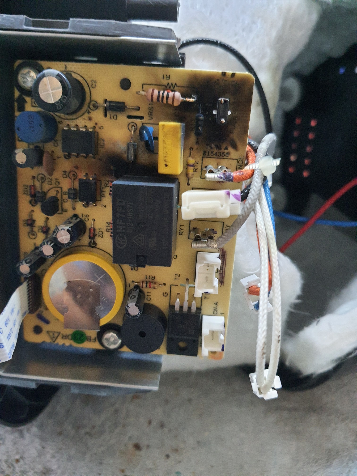 ซ่อมหม้อหุงข้าว ยี่ห้อ SHARP รุ่น KS-C5H-B อาการซ๊อตเพราะเสียบไฟผิด