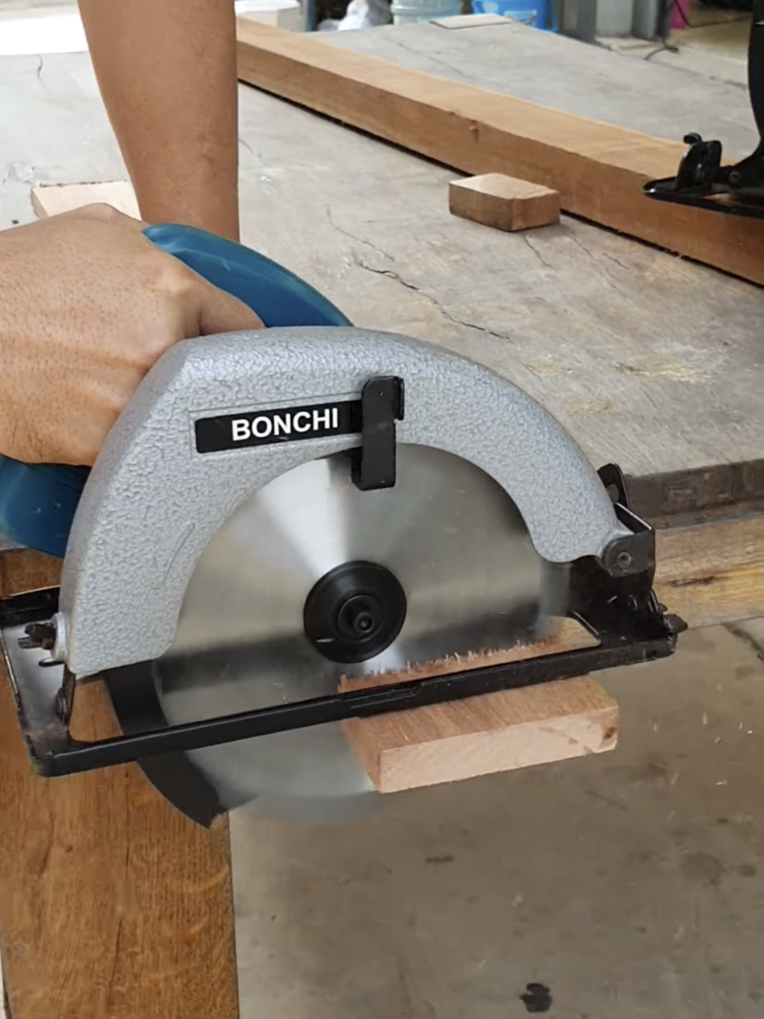 เลื่อยวงเดือนตัดไม้ มี 2 ขนาด 7 นิ้ว Bonchi 990บ. และ 9 นิ้ว Austin 1,650บ. ส่งฟรีเก็บเงินปลายทาง