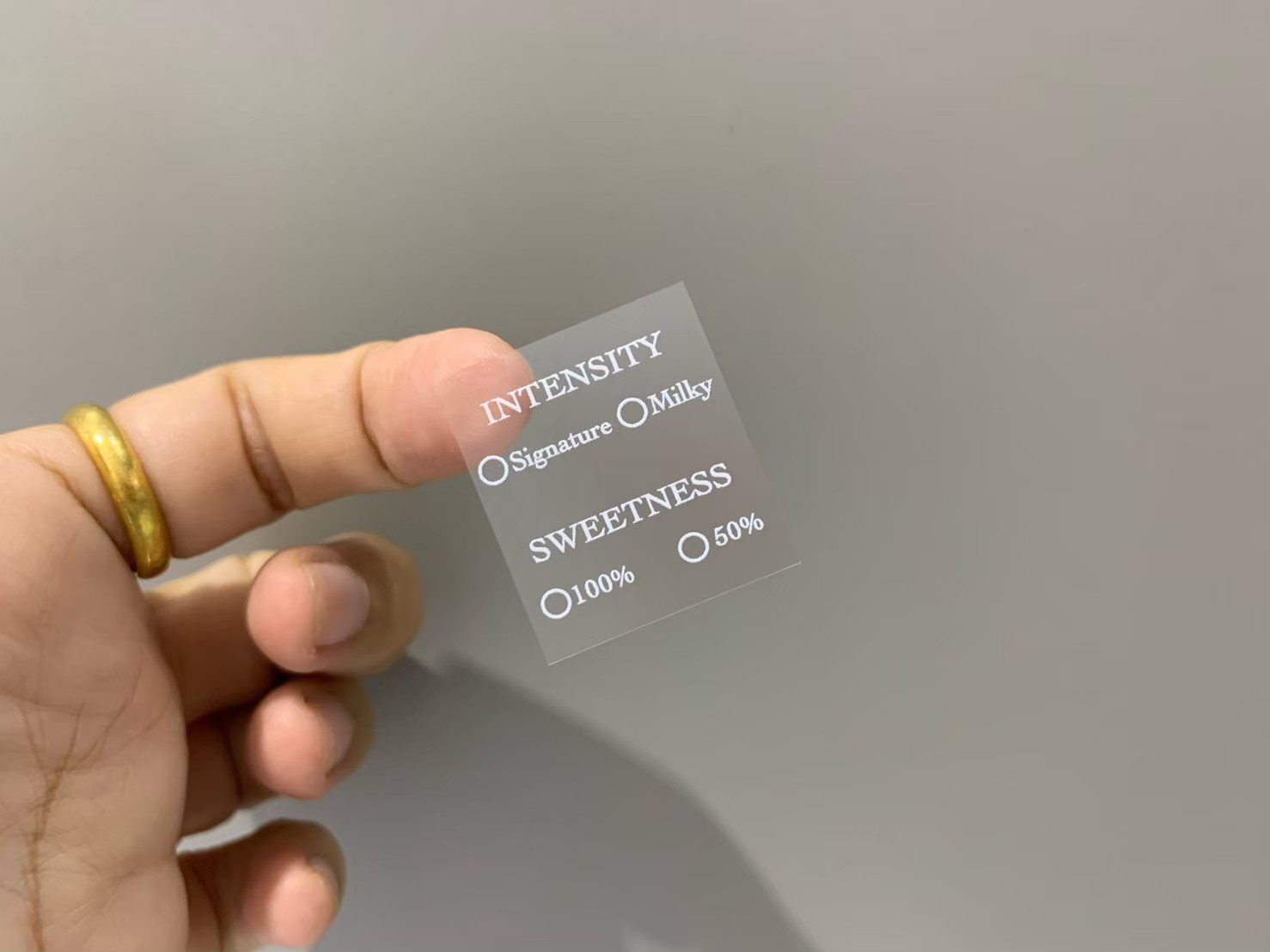 ฉลากสินค้าใสตัวหนังสือขาว สติ๊กเกอร์ใสพิมพ์สีขาว พิมพ์หมึกขาว