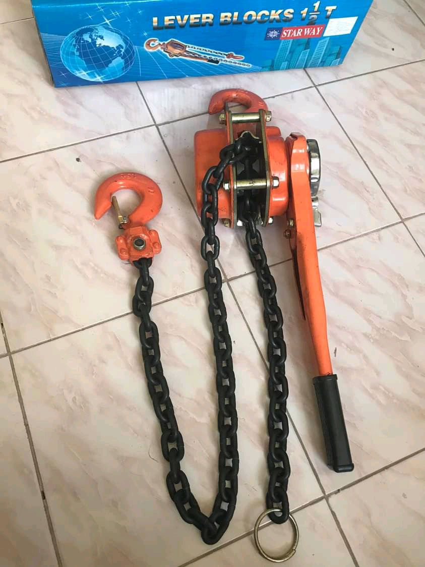 รอกโซ่มือโยก STARWAY ขนาด 1.5 ตัน โซ่ยาว 1.5 เมตร (กำมะลอ)