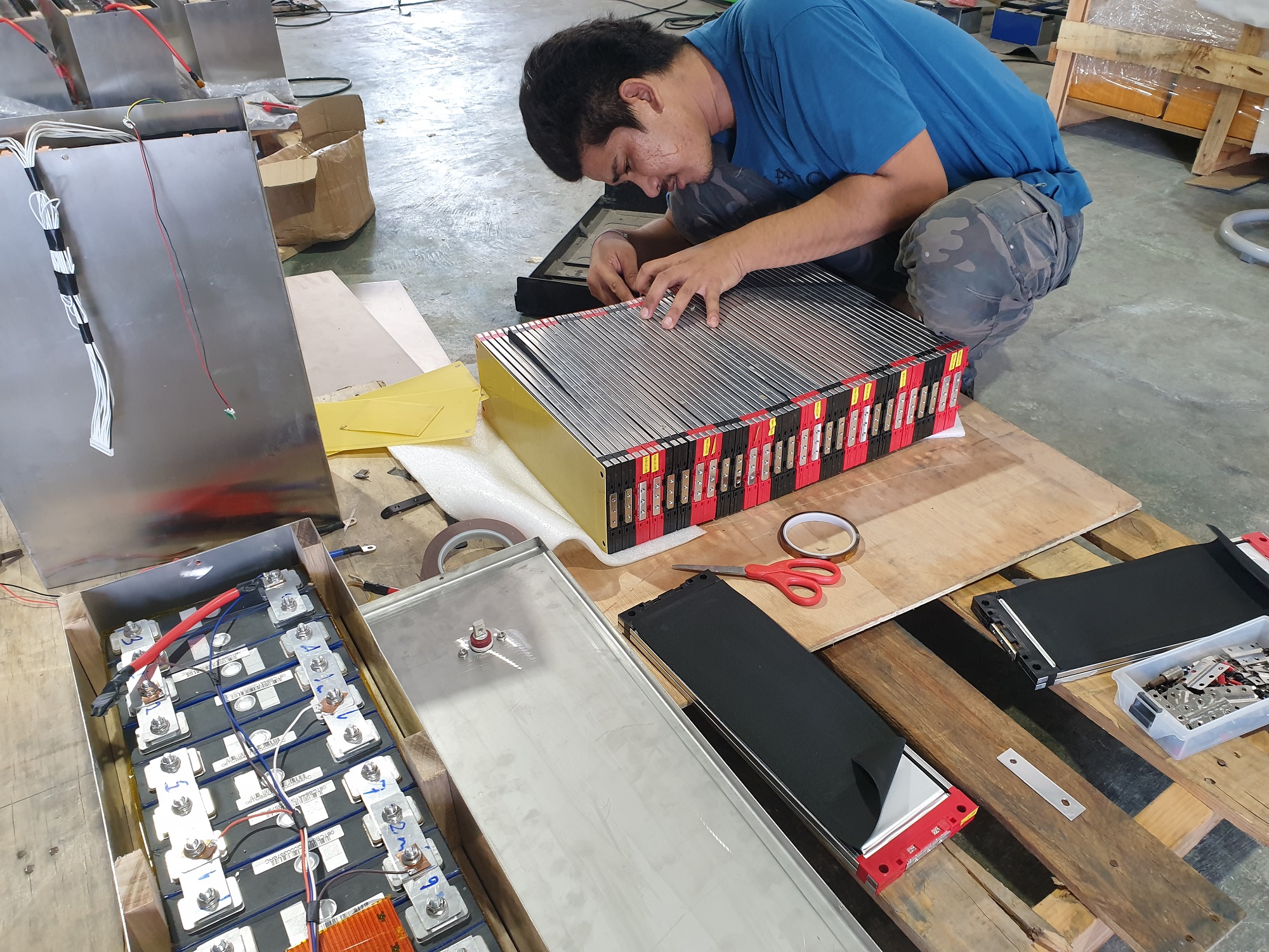 รับประกอบแบตเตอรี่ลิเธียมสำหรับงานเฉพาะ งาน OEM รถกอล์ฟ รถโฟลคลิฟท์ไฟฟ้า AGV แบตเตอรี่สำรองไฟ UPS โซล่าเซลล์