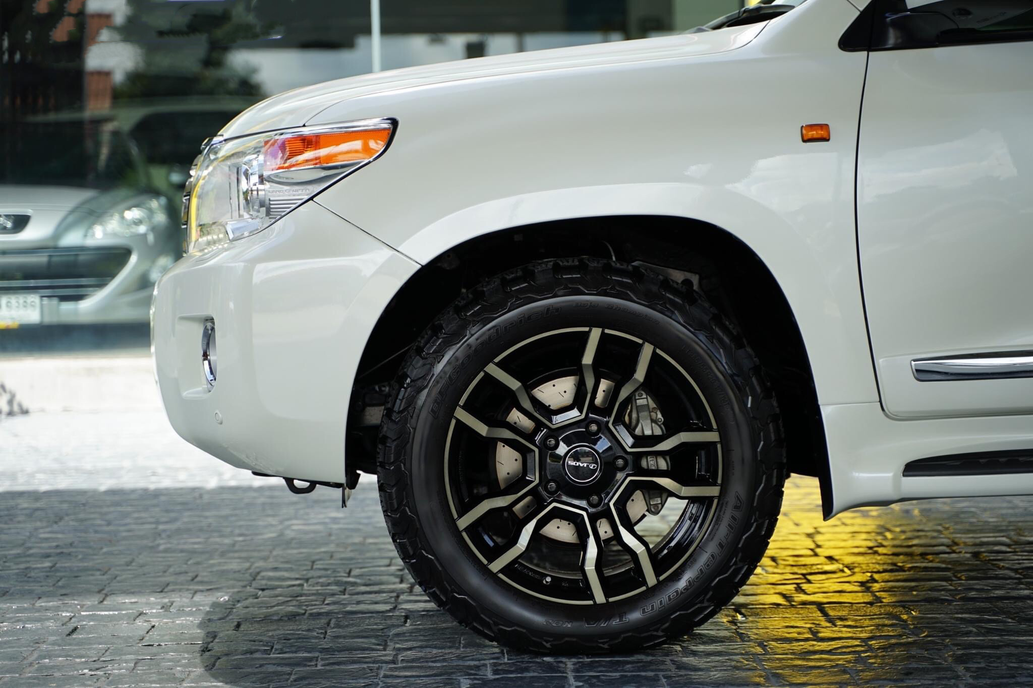 Toyota Land Cruiser 4.5 200 VX 4WD SUV ปี2012