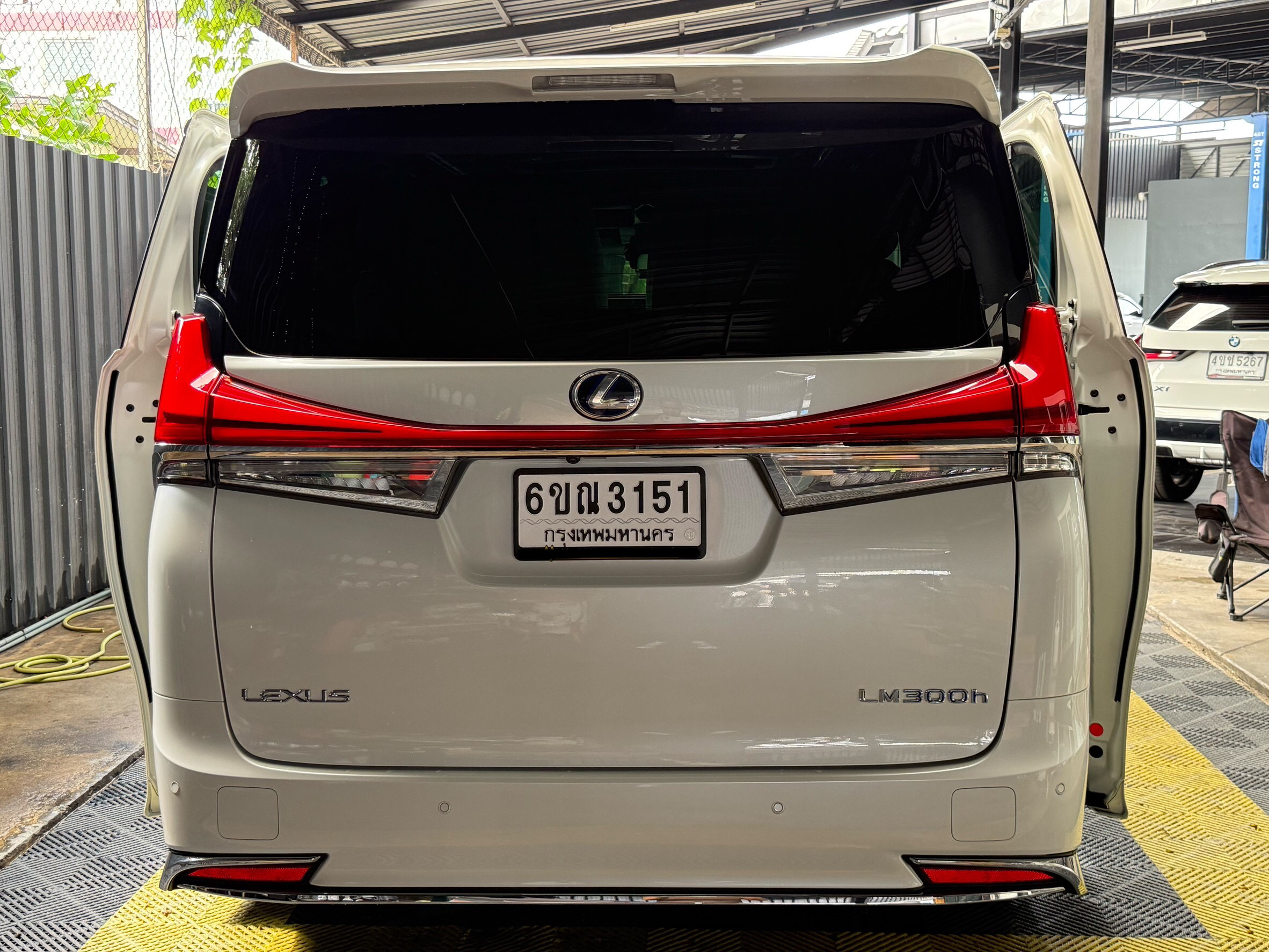 Lexus LM 300h Executive 4 seat ปี 2021