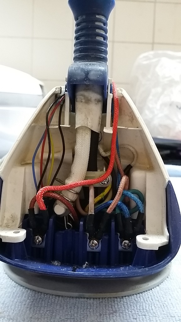 ซ่อมเตารีดไอน้ำ ยี่ห้อ TEFAL รุ่น GV8960 อาการไม่ร้อนและไอน้ำไม่ออก