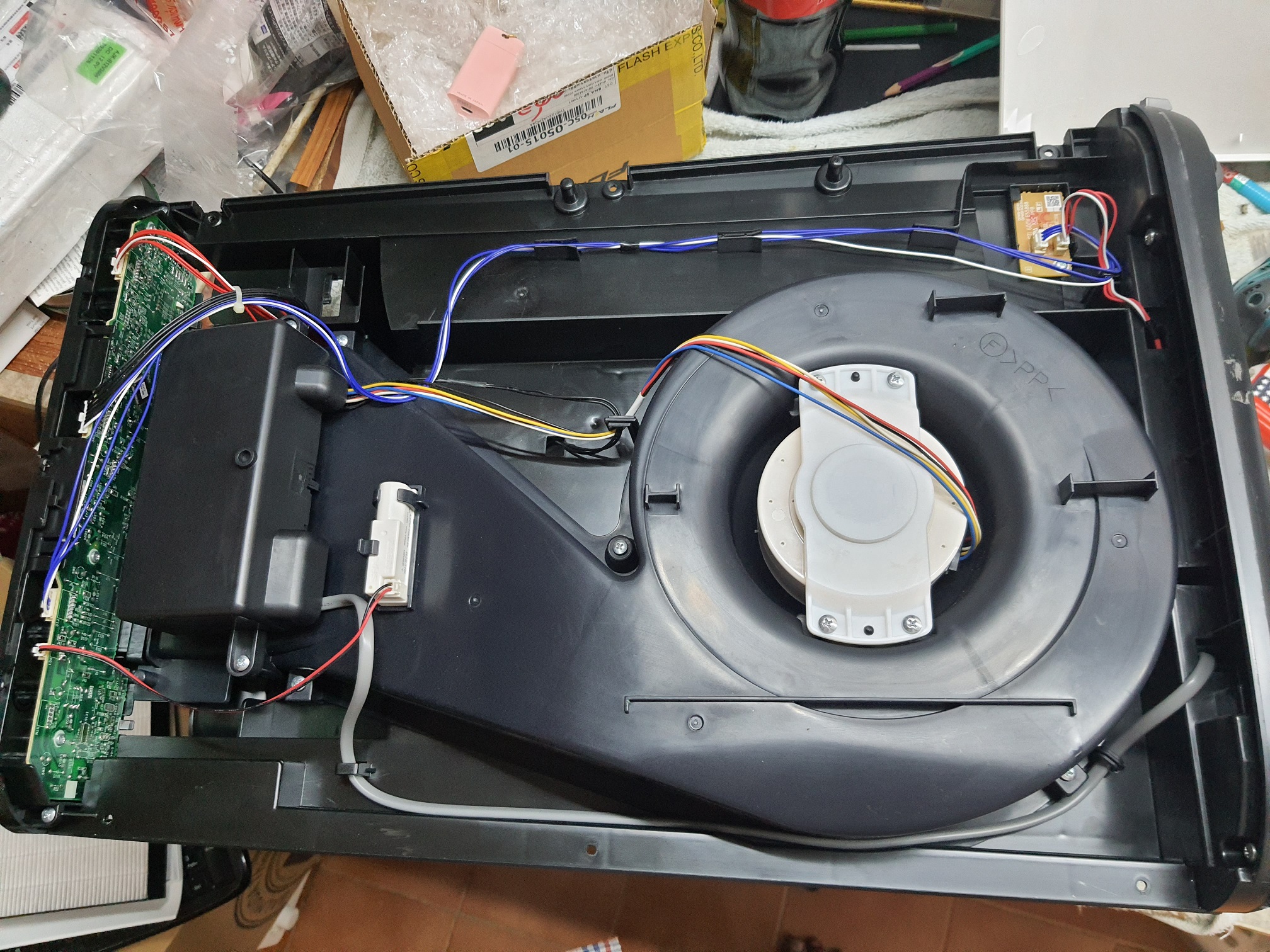 ซ่อมเครื่องฟอกอากาศ ยี่ห้อ SHARP รุ่น SHARP_FU-F51-W อาการซ๊อตเนื่องจากเสียบไฟผิด