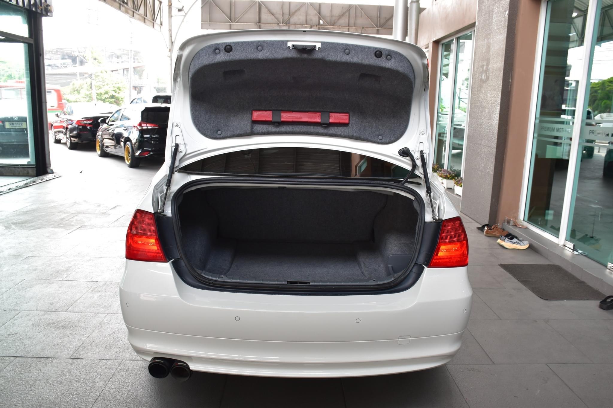 BMW 320d SE LCI V-Shape E90 ปี2012