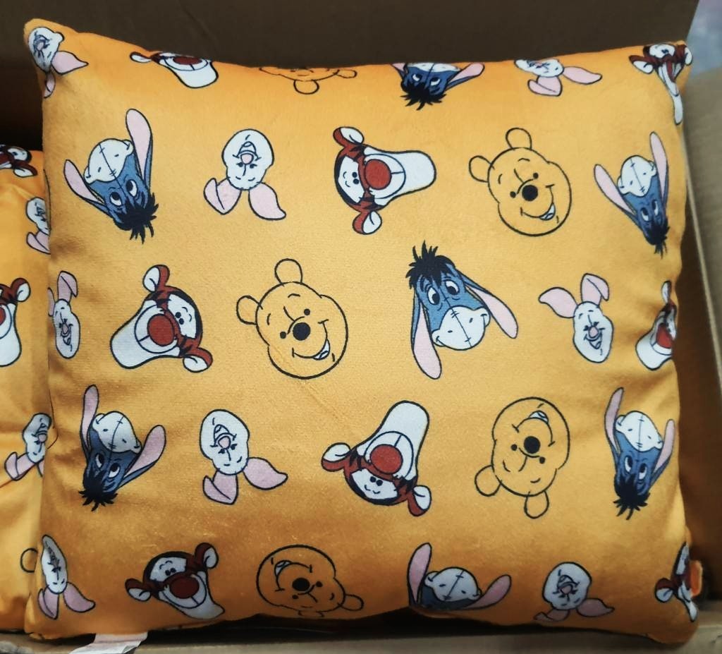 Disney Winnie The Pooh หมอนอิงหมีพูห์ ของแท้จากญี่ปุ่น สวยหรู นิ่ม เย็น ใช้ดีมากๆค่ะ Size : 40 x 40 cm