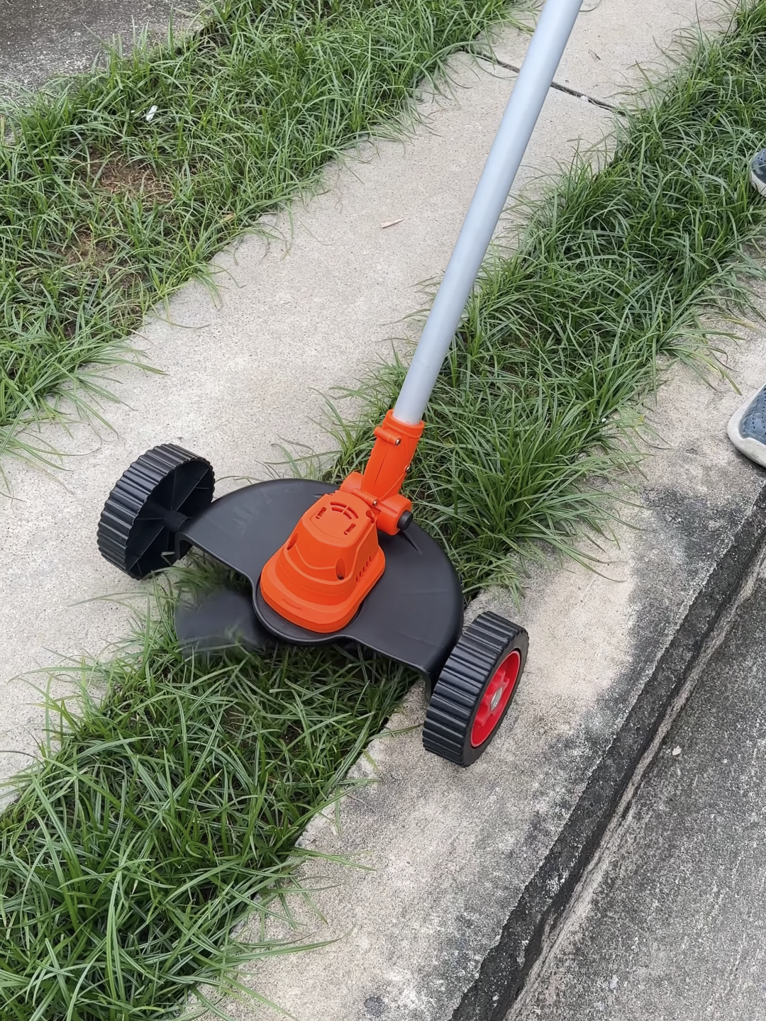 เครื่องตัดหญ้าไร้สาย ONSEN 42V พร้อมชุดล้อ และ อุปกรณ์ในกล่อง