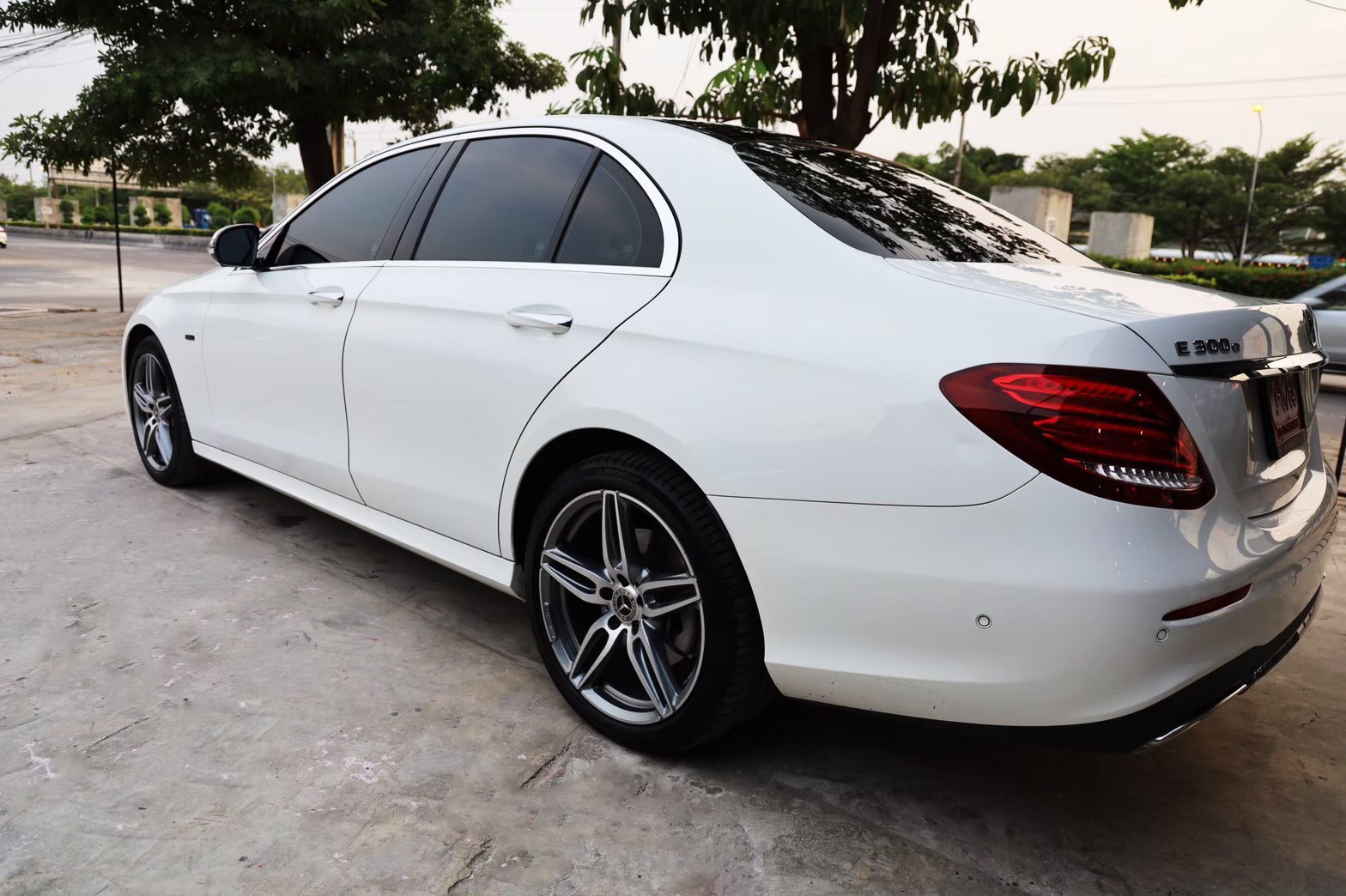 Mercedes-Benz E300e AMG Dynamic ป้ายแดง ปี 2021