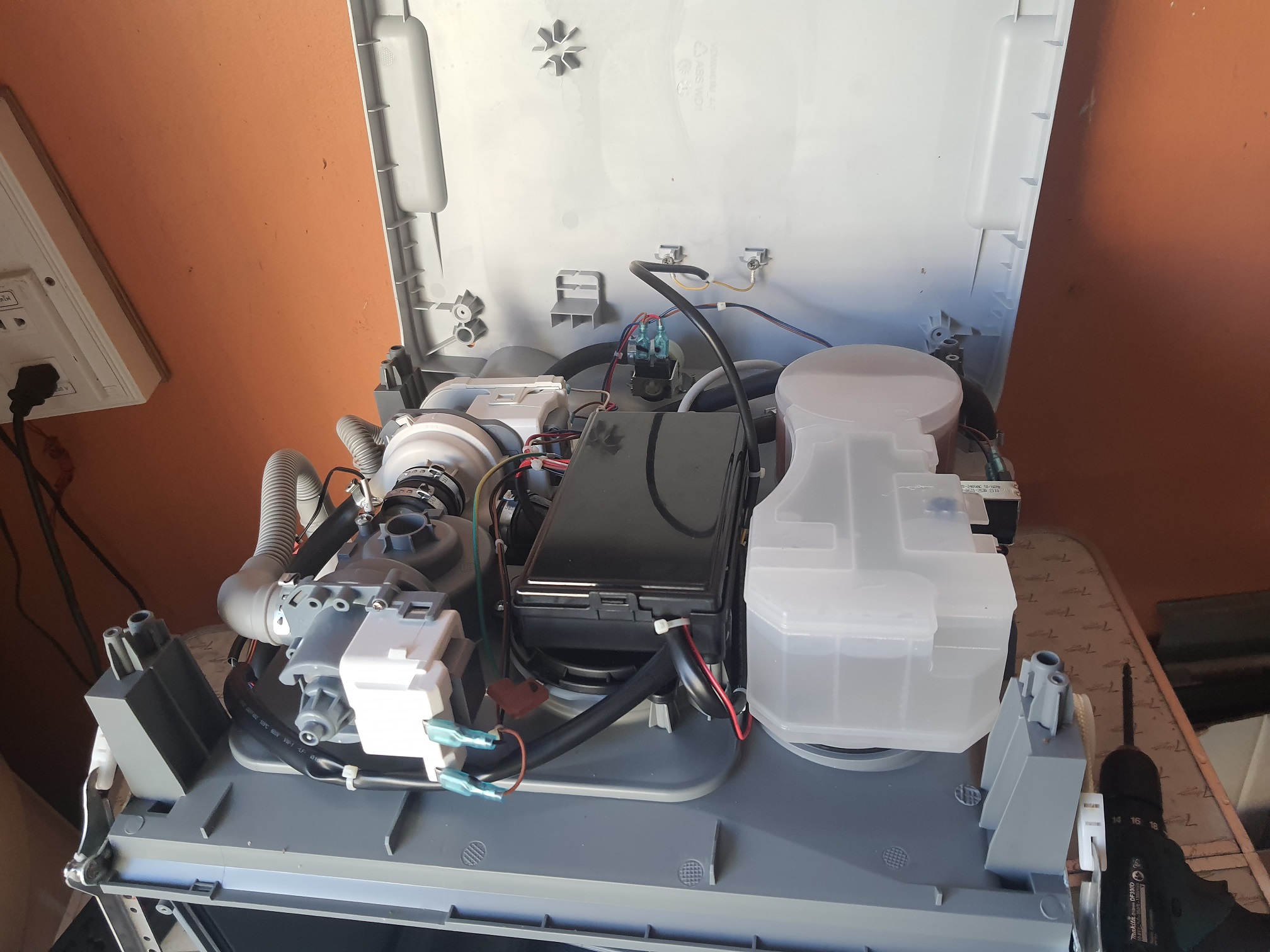 ซ่อมเครื่องล้างจาน ยี่ห้อ XIAOMI รุ่น VDW0401M อาการหน้าจอขึ้น E2