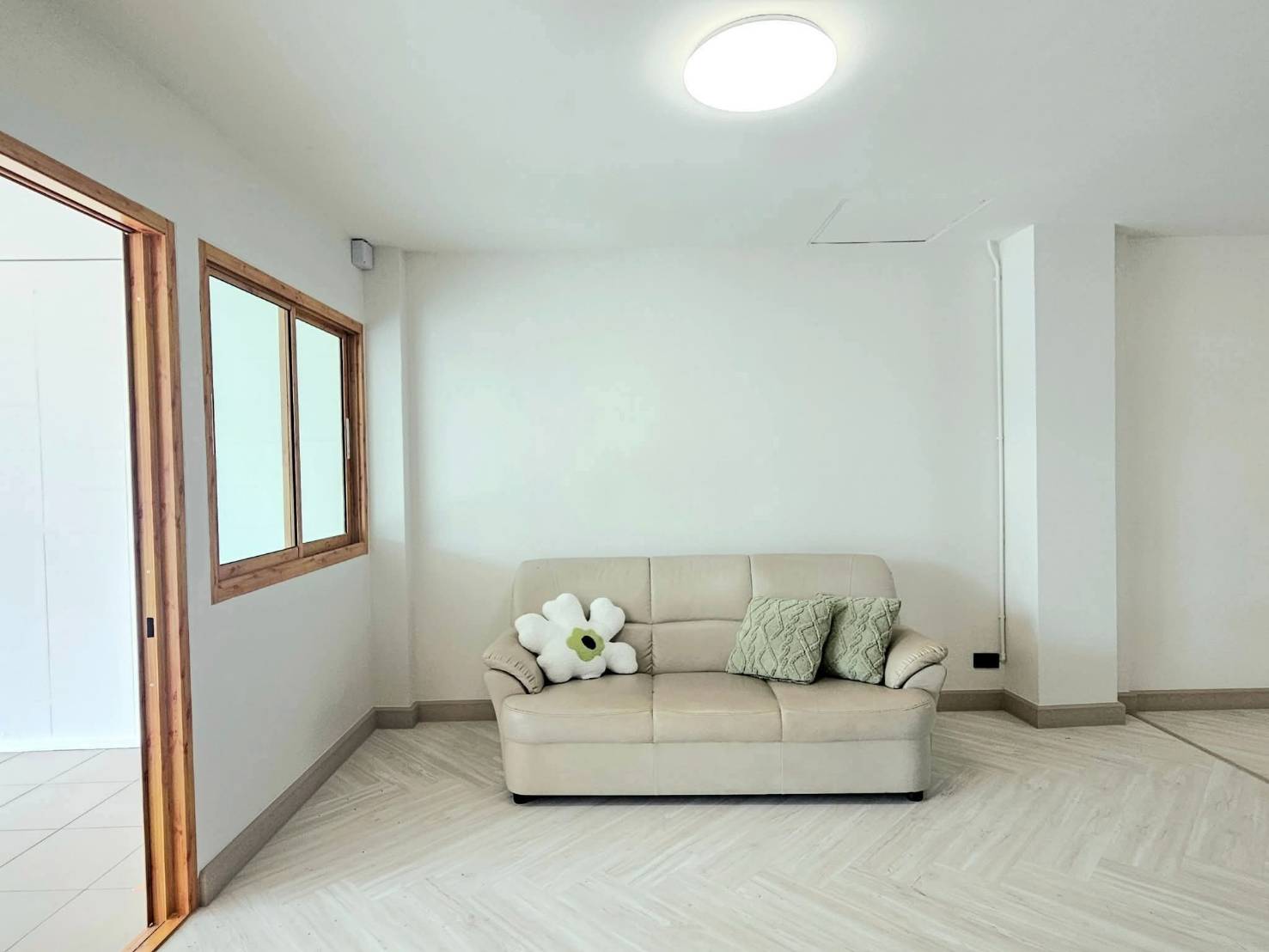 ให้เช่า ทาวน์เฮ้าส์ 3 ชั้นรีโนเวทใหม่ทั้งหลัง อยู่ใกล้ mrtแยกนนทบุรี1 และ mrtบางกระสอ แค่ 1 กม. เท่านั้น!!!