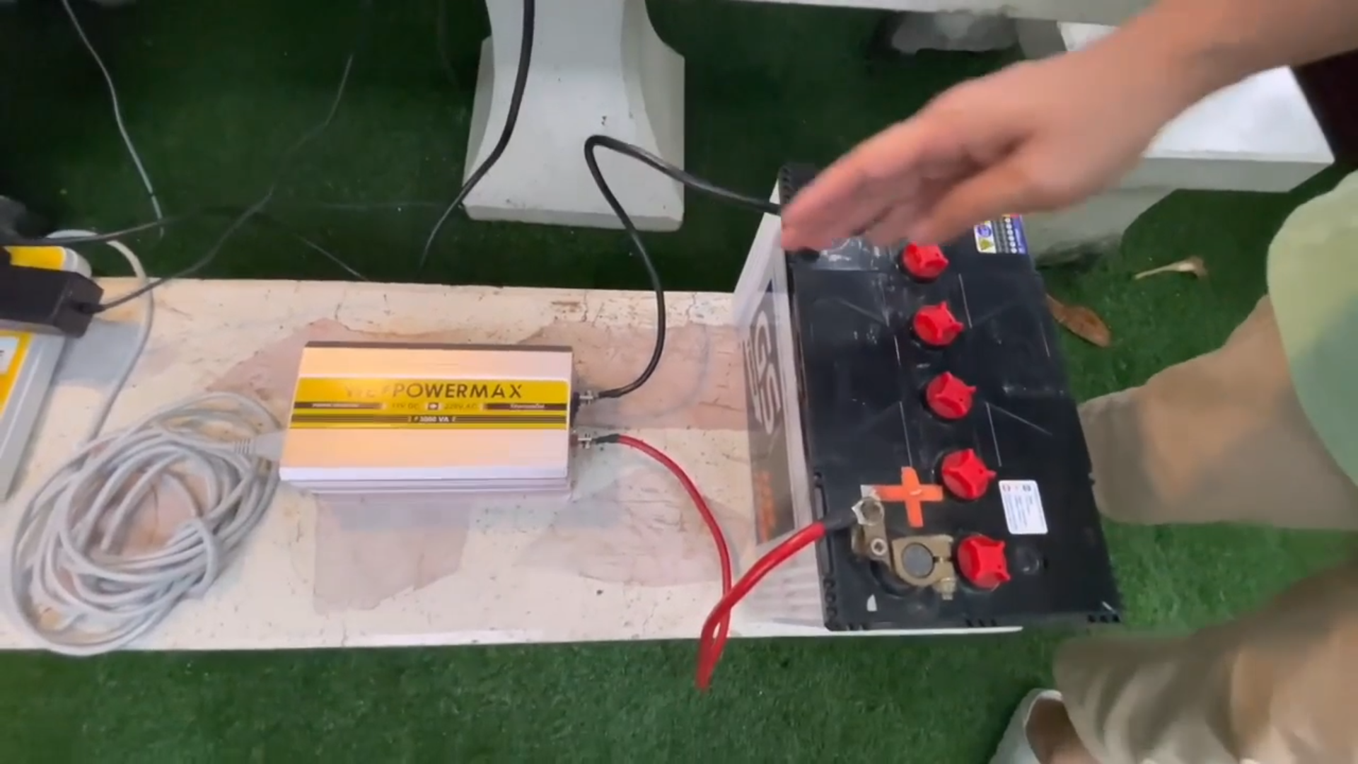 ตัวแปลงไฟ 12V เป็นไฟบ้าน 220V ขนาด 3,000W ยี่ห้อ WE POWER MAX