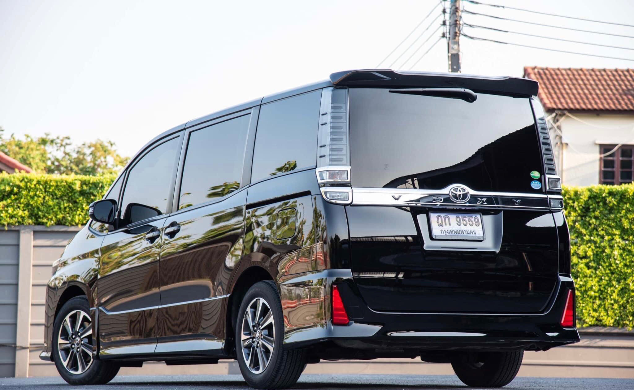 Toyota Voxy 2.0 ZS ปี 2018