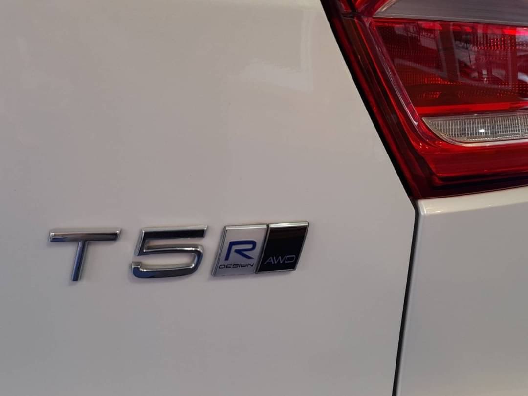 VOLVO XC40 T5 AWD R -Design ปี 2019 สีขาว