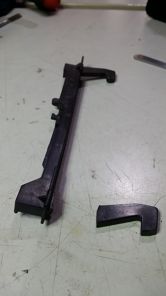 ซ่อมไมโครเวฟ ยี่ห้อ SHARP รุ่น R-7A56 อาการขาล๊อกประตูหัก