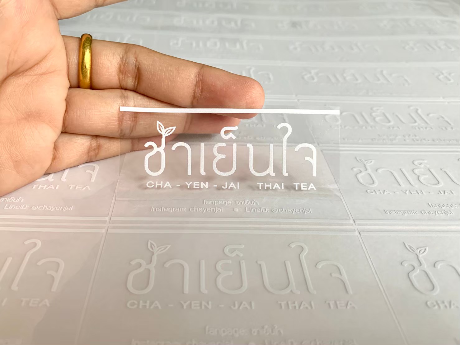 ฉลากสินค้าใสตัวหนังสือขาว สติ๊กเกอร์ใสพิมพ์สีขาว พิมพ์หมึกขาว