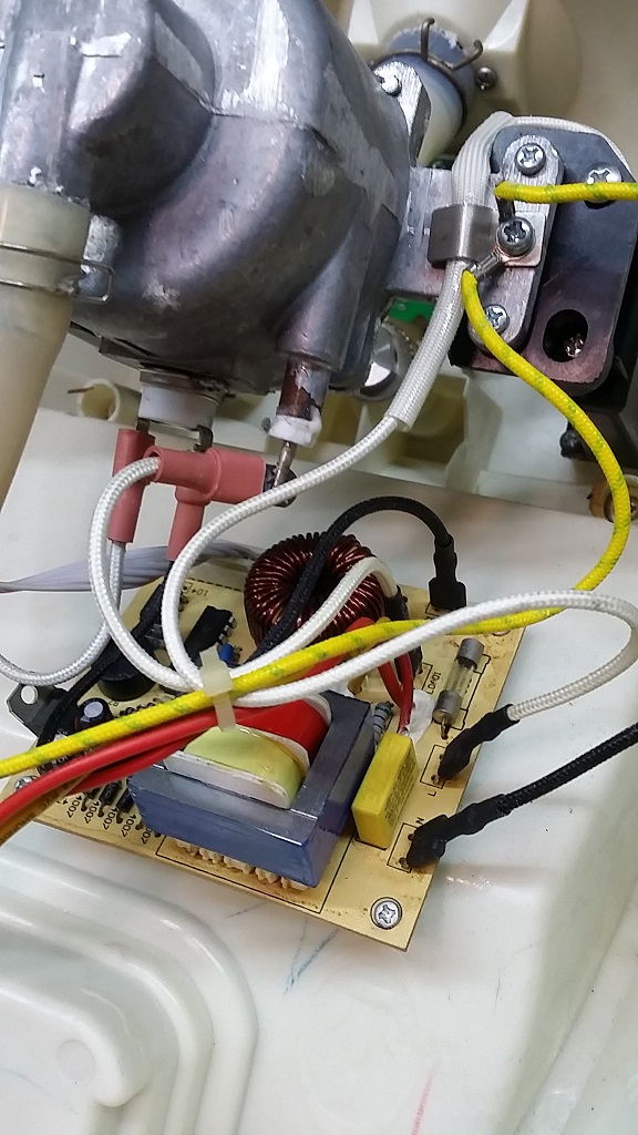 ซ่อมเตารีดไอน้ำ ยี่ห้อ PRINCESS รุ่น 332832 อาการน้ำรั่วใต้เครื่อง