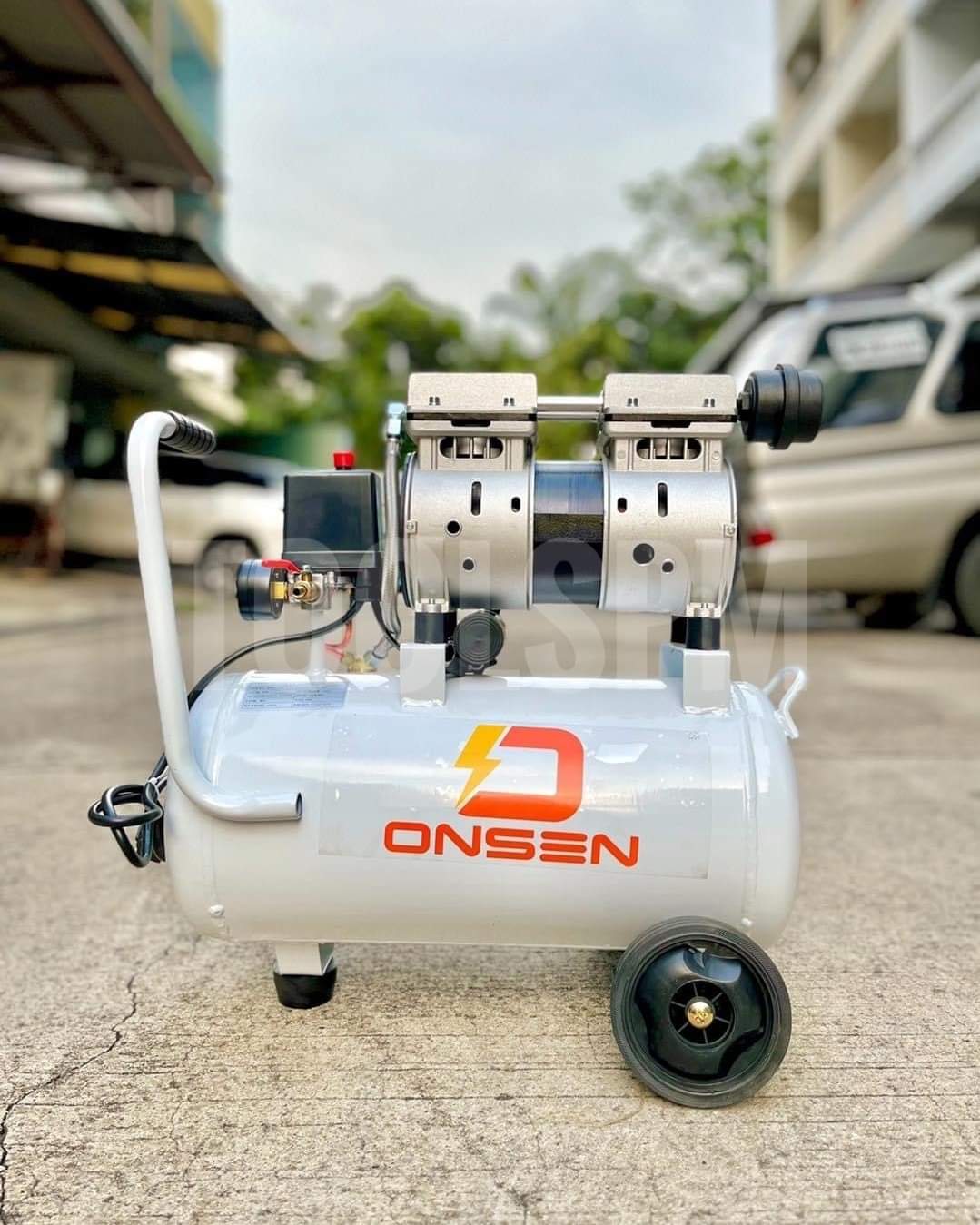ปั๊มลม ออยฟรี 30 ลิตร ยี่ห้อ Onsen แถมฟรี ชุดอุปกรณ์ลมสำหรับปั๊มลม 5 รายการ