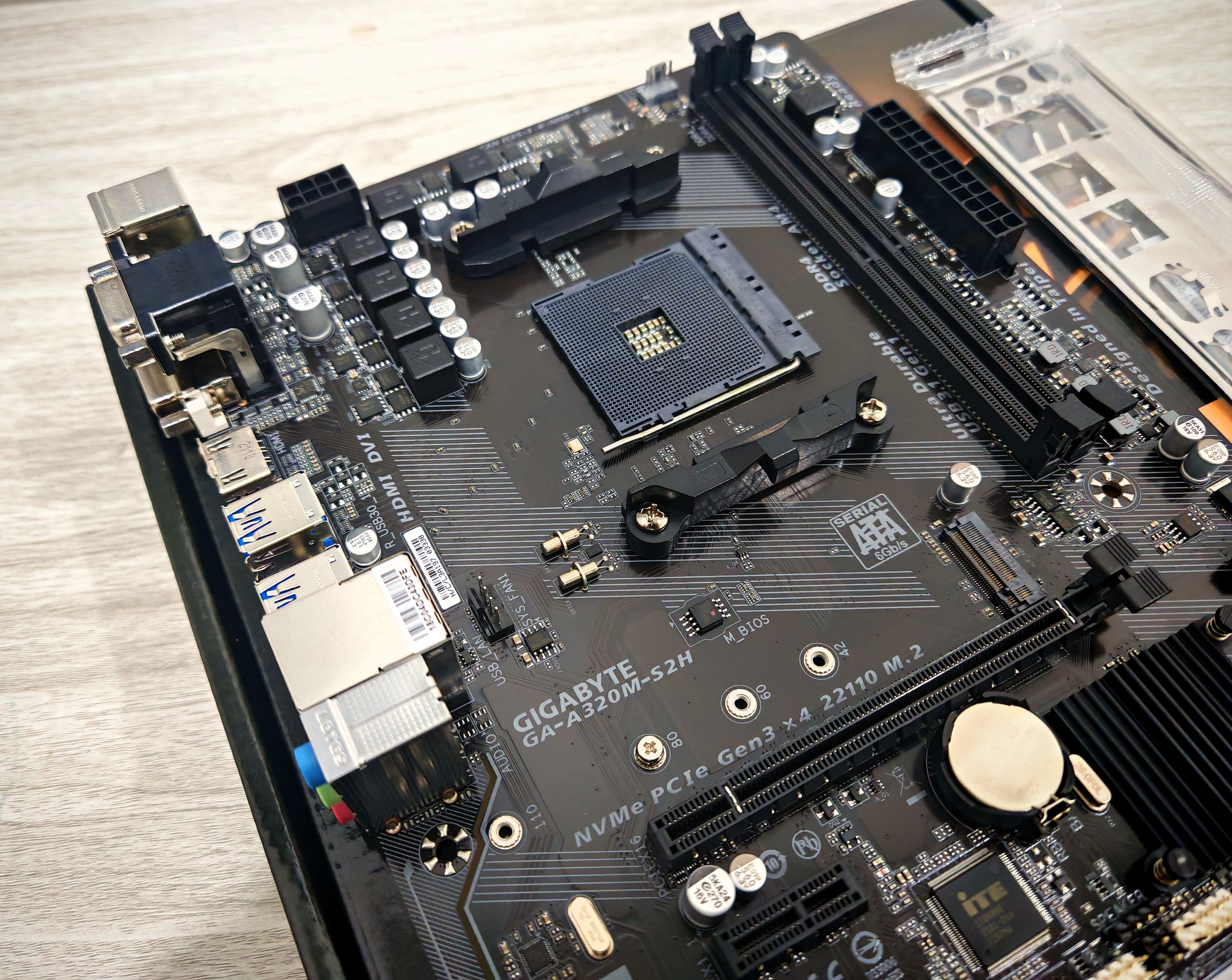 GIGABYTE GA-A320M-S2H