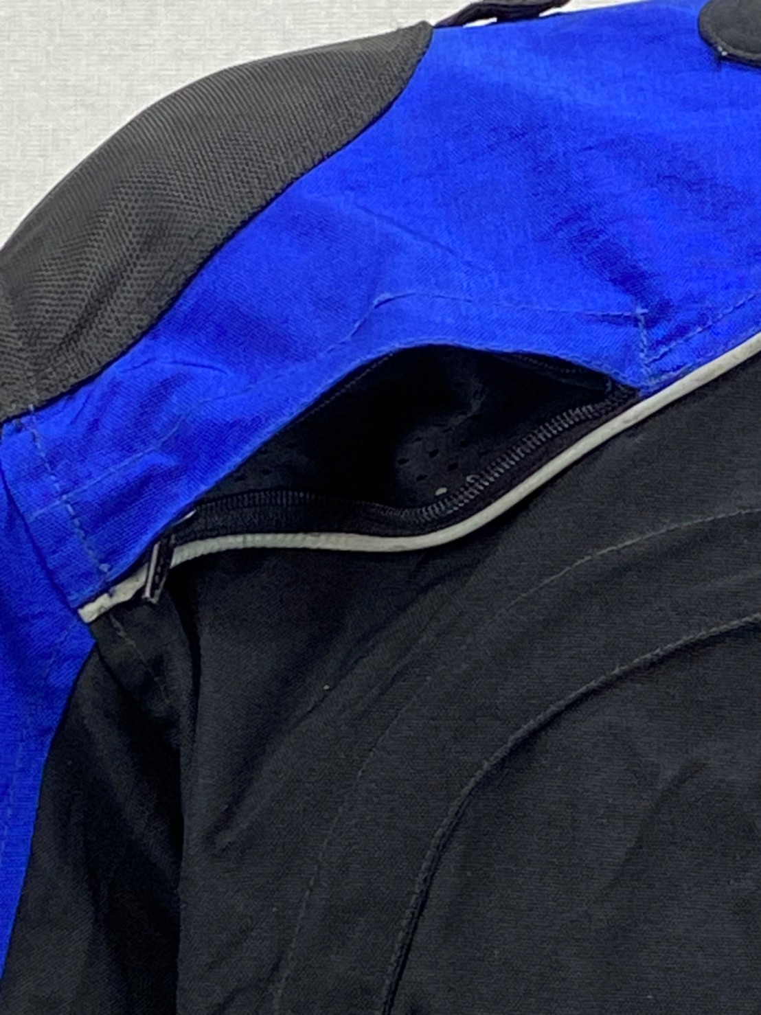 เสื้อขี่มอเตอร์ไซด์( มือสอง) RCTA 055 อก 50" ยาว 28" ยี่ห้อ**UNWERSAL**