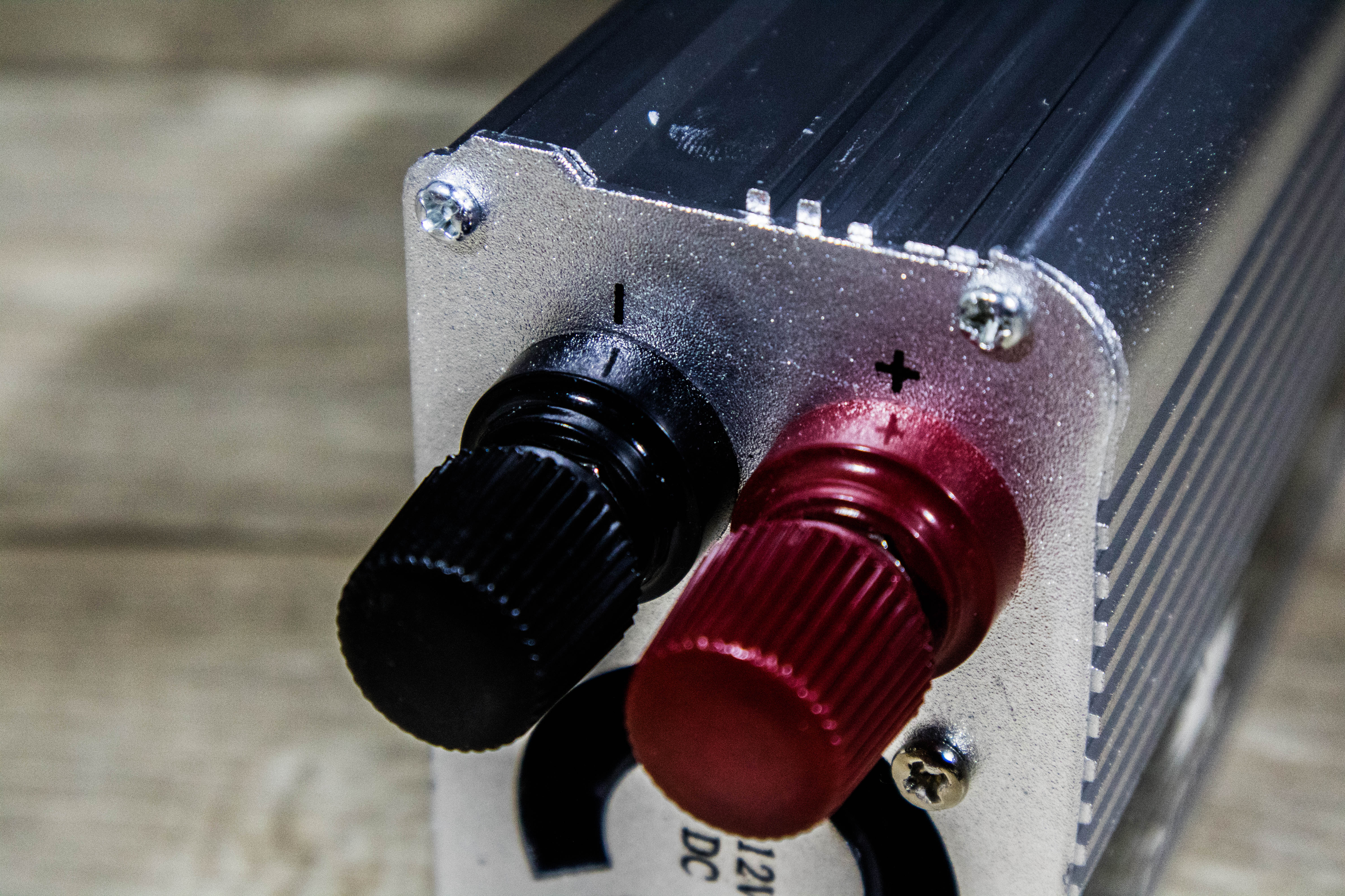 อินเวอร์เตอร์แปลงไฟ 12V เป็น 220V ขนาด 2,000W *รุ่นนี้ไฟเต็ม