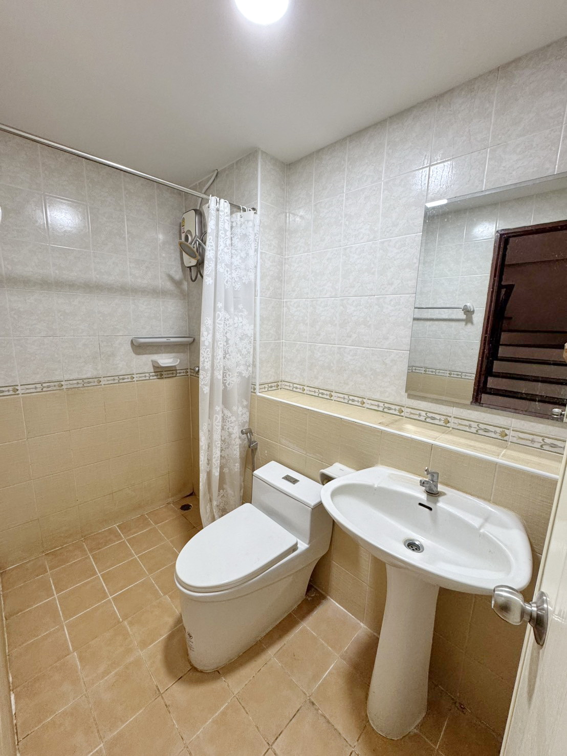 ให้เช่า ทาวน์โฮม 3 ชั้น 4 ห้องนอน ซอยนวลจันทร์ 36) รีโนเวทใหม่ทั้งหลัง