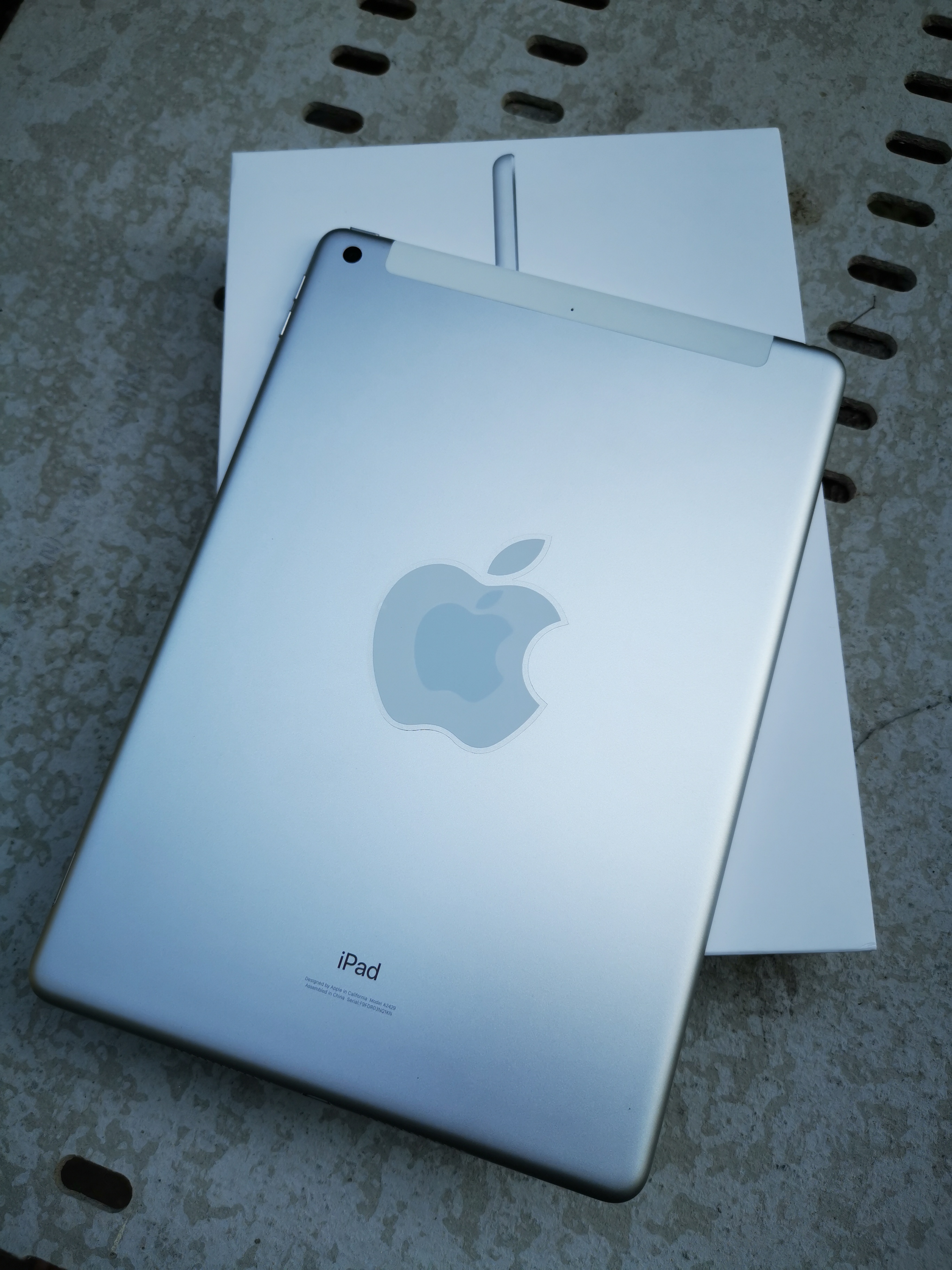 Apple iPad (8th Gen) 2020 WI-FI + CELLULAR 32GB (SILVER)