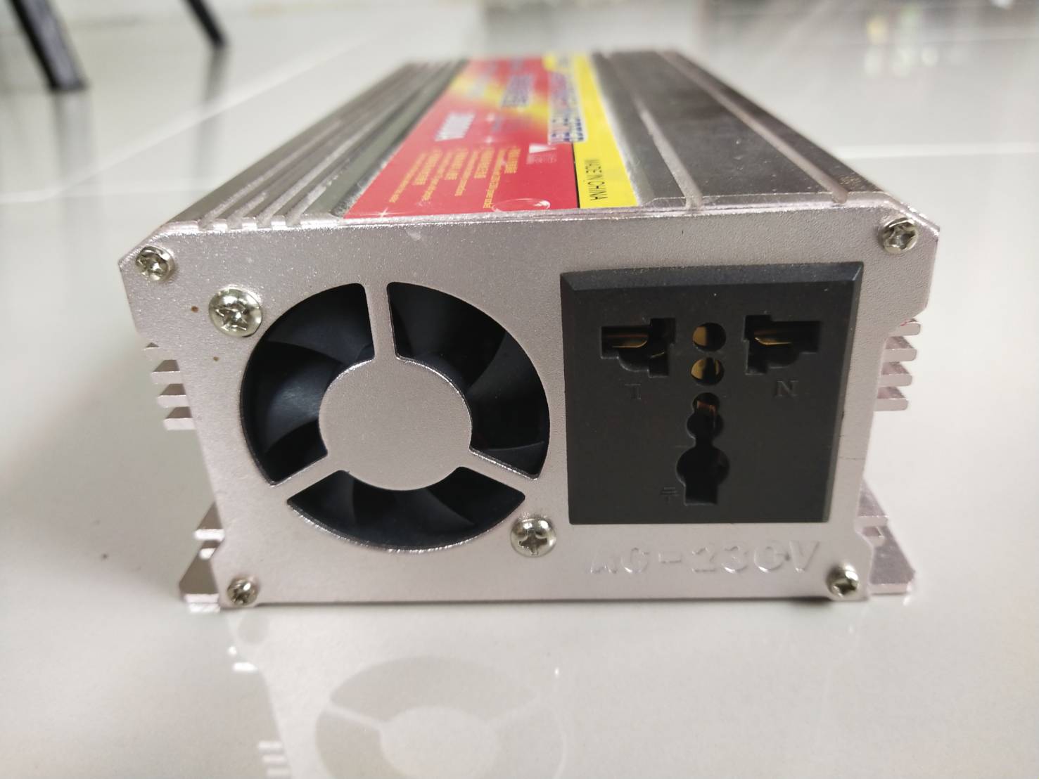 อินเวอร์เตอร์ แปลงไฟ 12V เป็น 220V ขนาด 3,000W แถมฟรี ไฟฉาย ULTRAFIRE LED หลอด T6