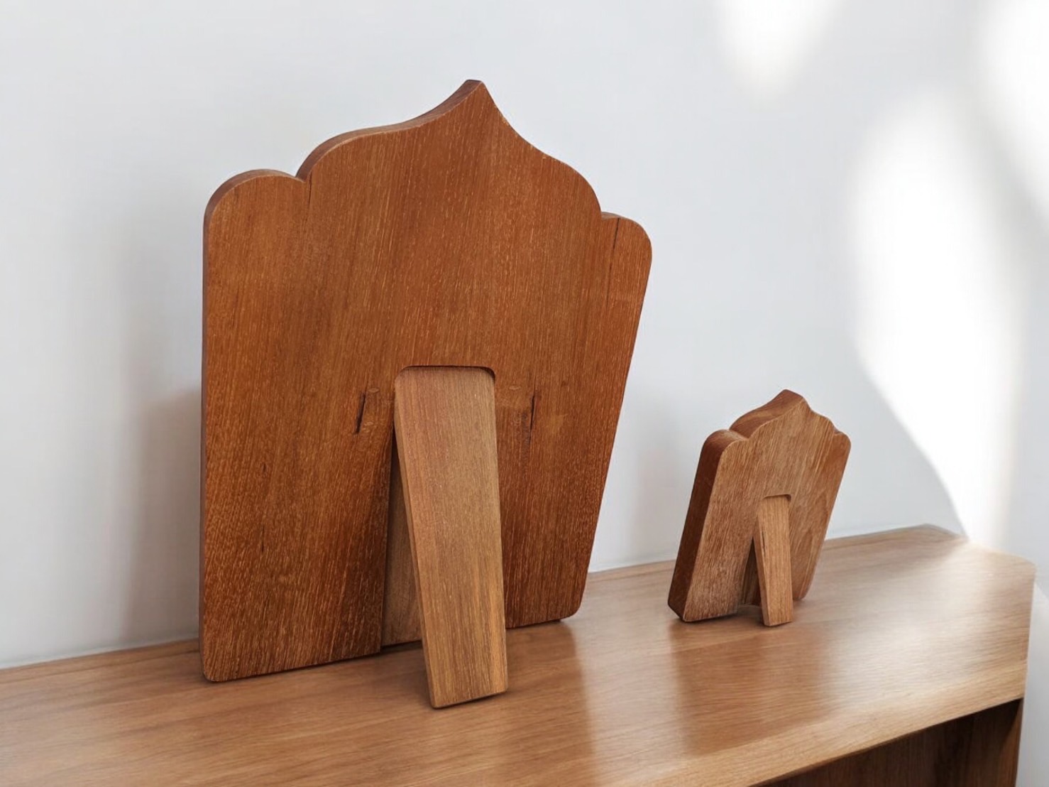 โล่รางวัลไม้สัก พร้อมขาตั้ง