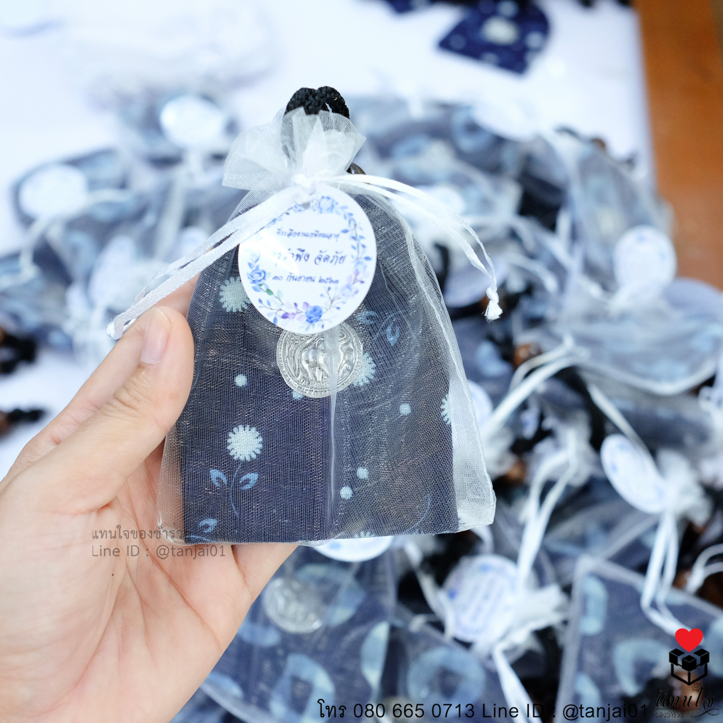 ของชำร่วยงานแต่งงาน ของแจกงานแต่ง ของชำร่วยที่เก็บพวงกุญแจ ลายคราม ห่อถุงไหมแก้ว 01